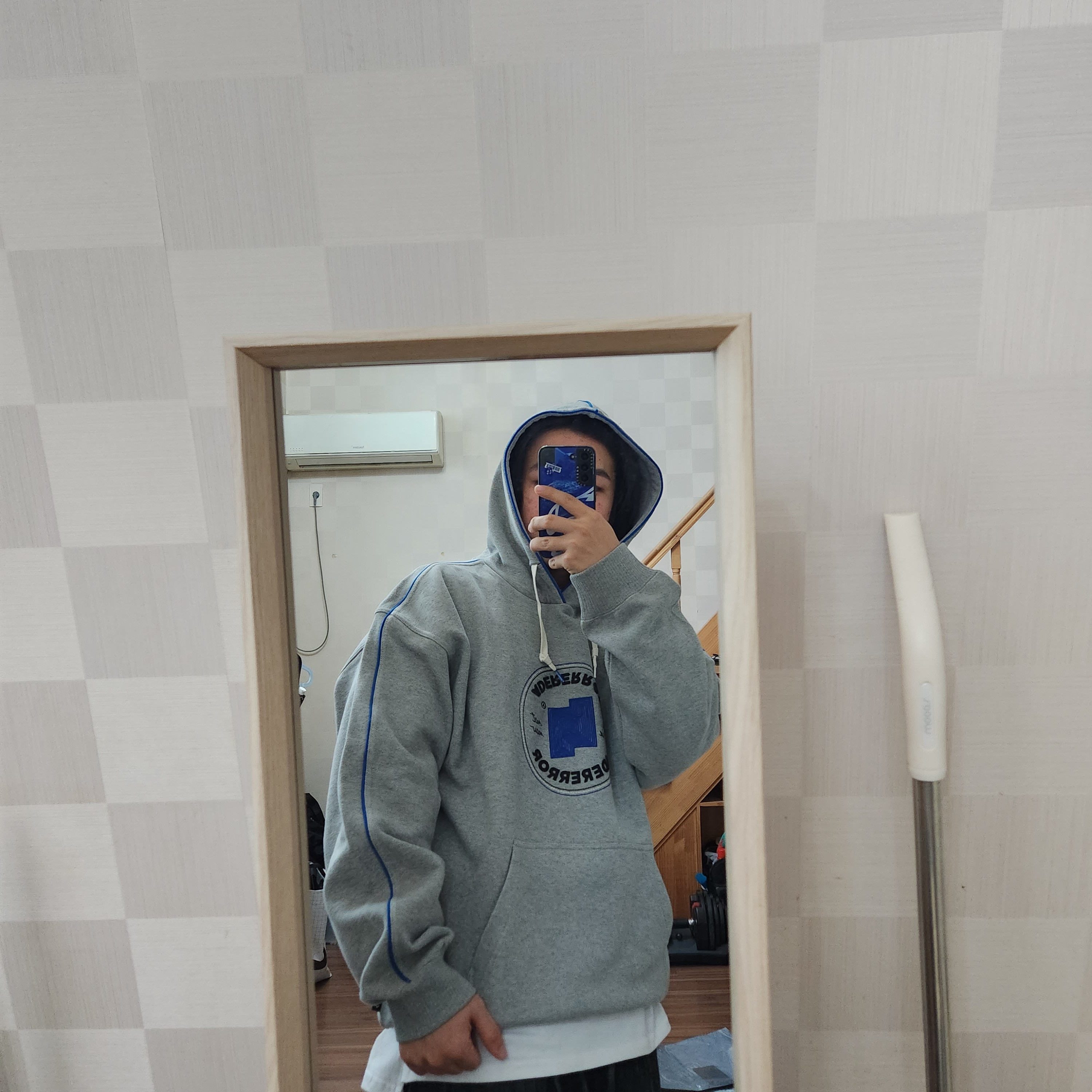 Converse x Ader Error Shapes Pullover Hoodie Vintage Grey Heather, Casetify x Ader Error iPhone Tetris Magsafe Case Blue 착용 스타일