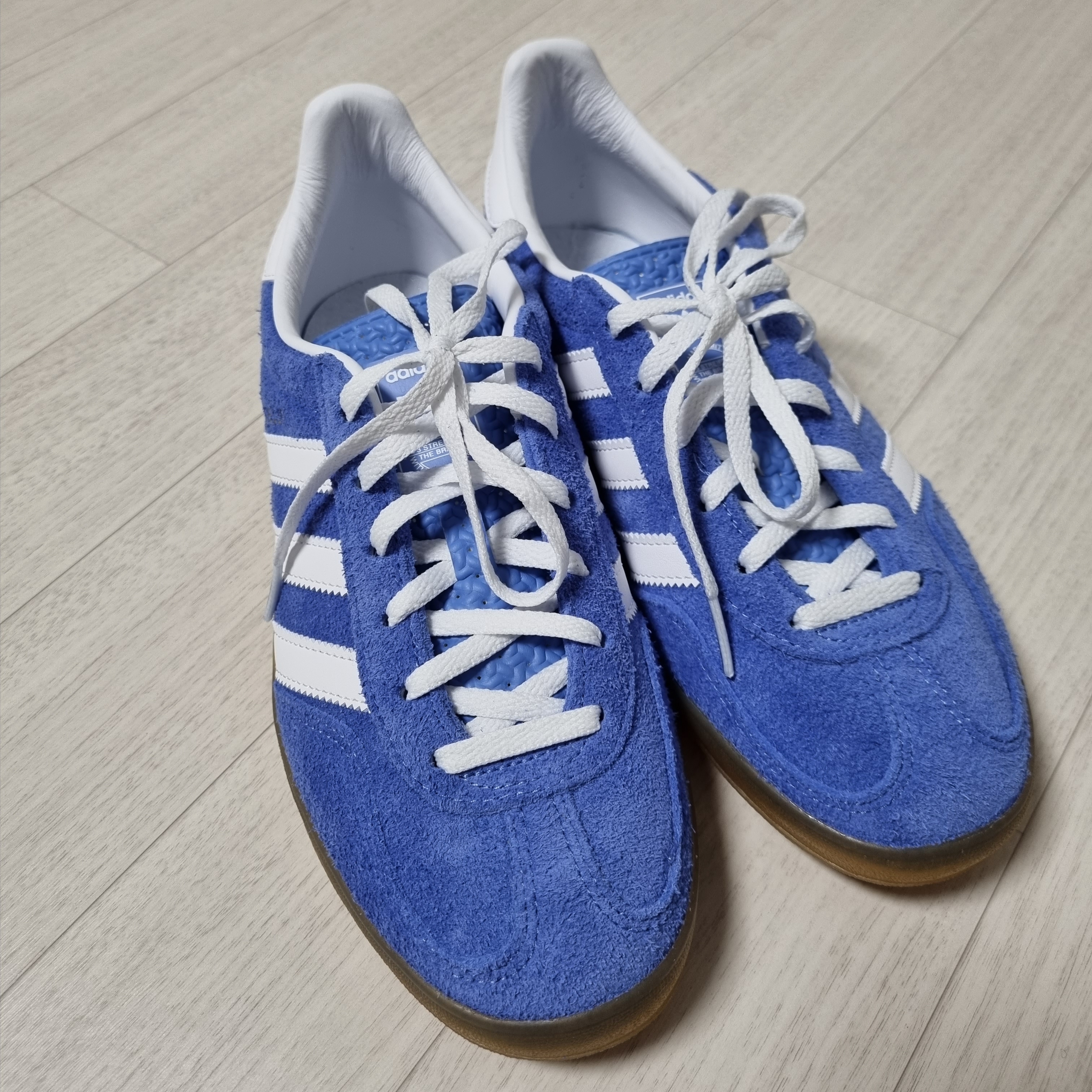 (W) Adidas Gazelle Indoor Blue Fusion Cloud White 착용 스타일