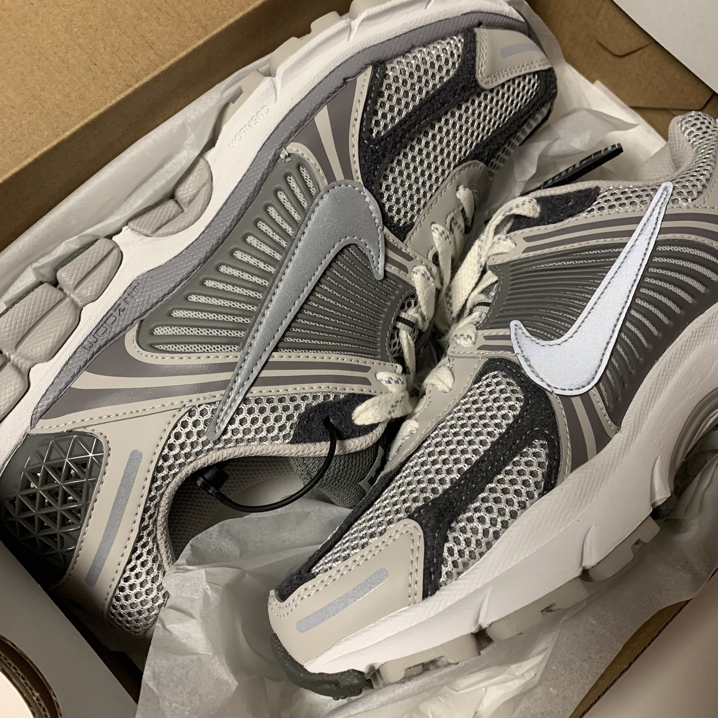 Nike Zoom Vomero 5 PRM Light Iron Ore and Flat Fewter 착용 스타일