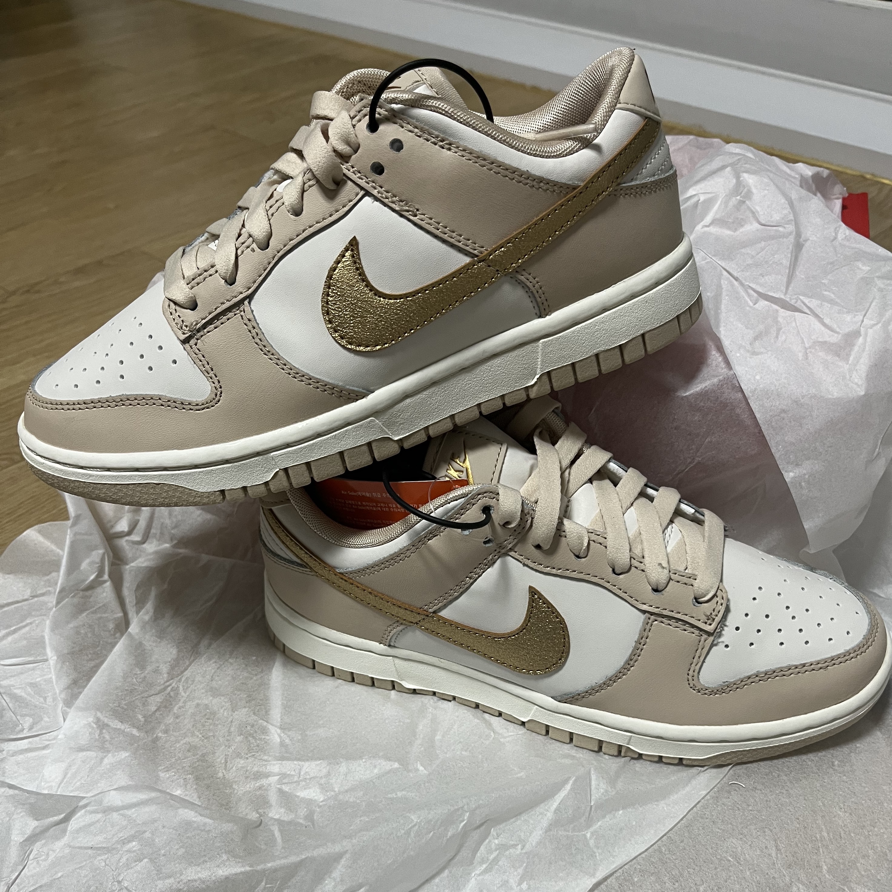 (W) Nike Dunk Low Sanddrift Metallic Gold 착용 스타일