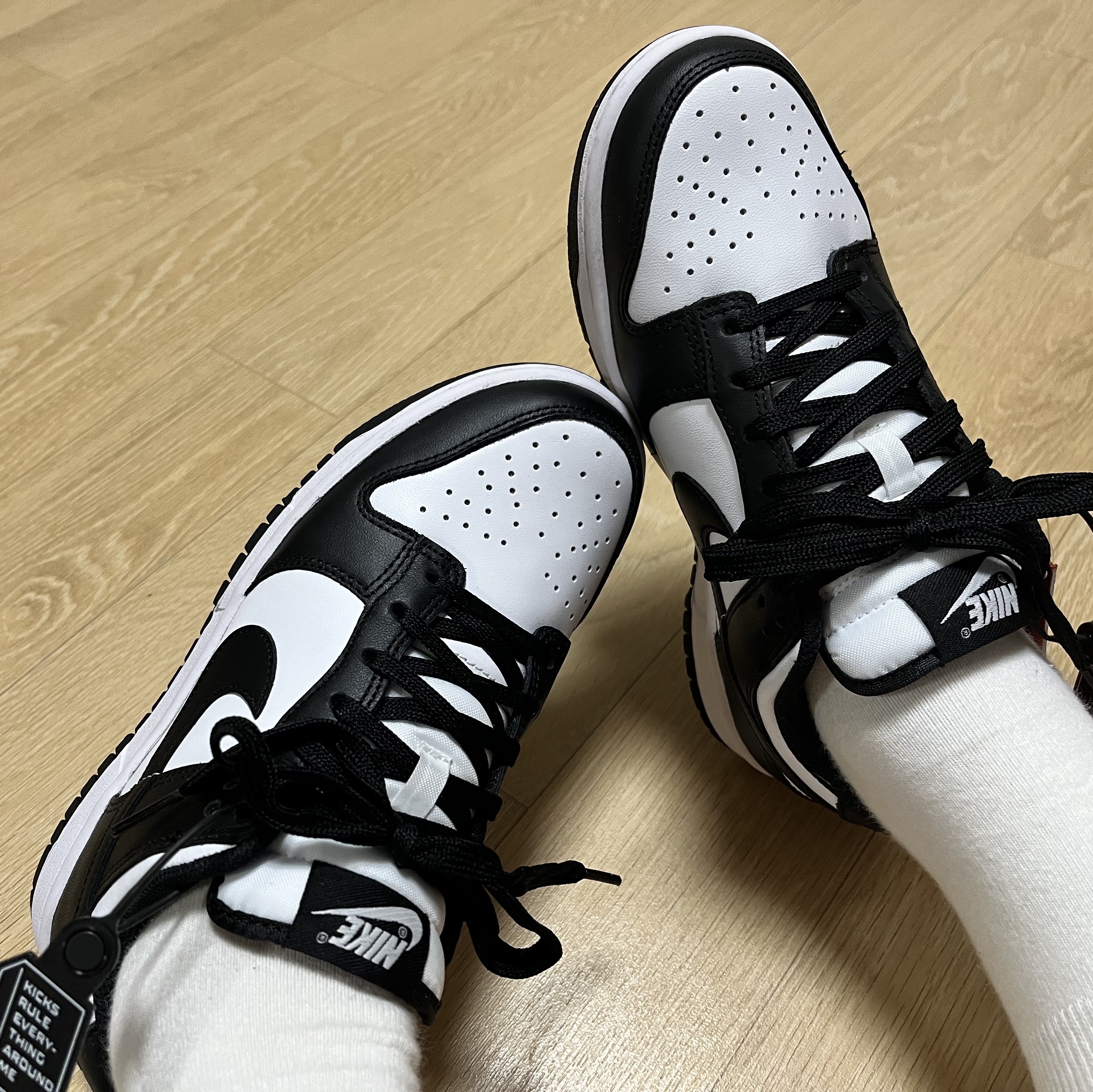 (W) Nike Dunk Low Black 착용 스타일 - 1