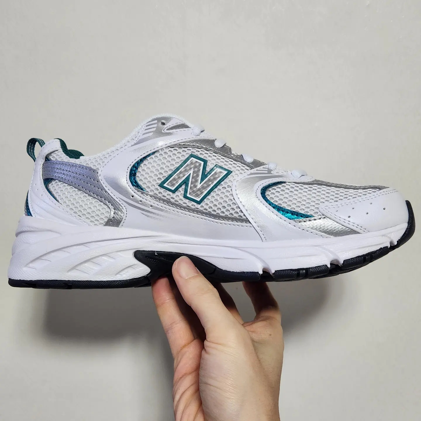 New Balance 530 White Mint 착용 스타일 - 4