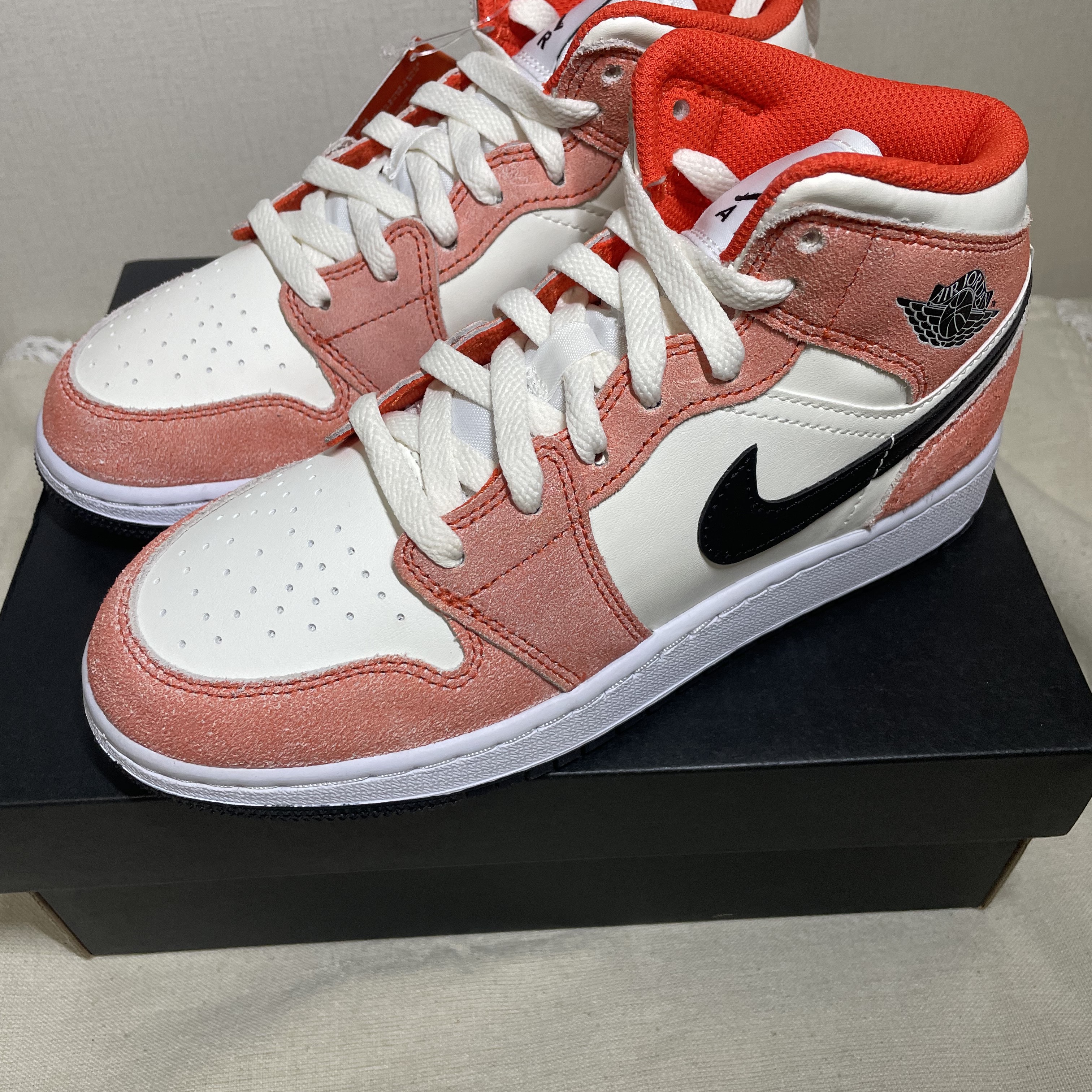(GS) Jordan 1 Mid SE Team Orange Black 착용 스타일 - 2