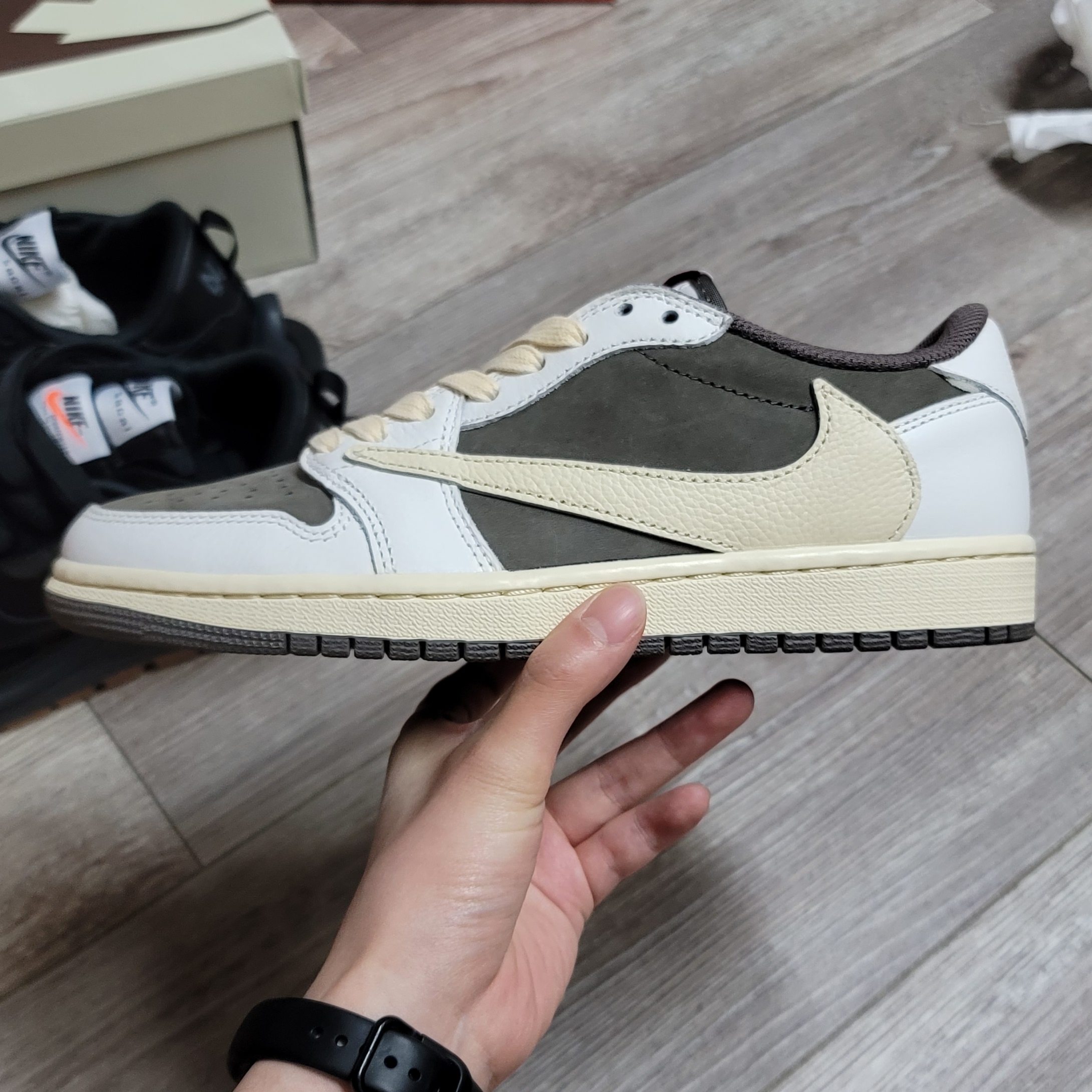 Jordan 1 x Travis Scott Retro Low OG SP Sail and Ridgerock 착용 스타일