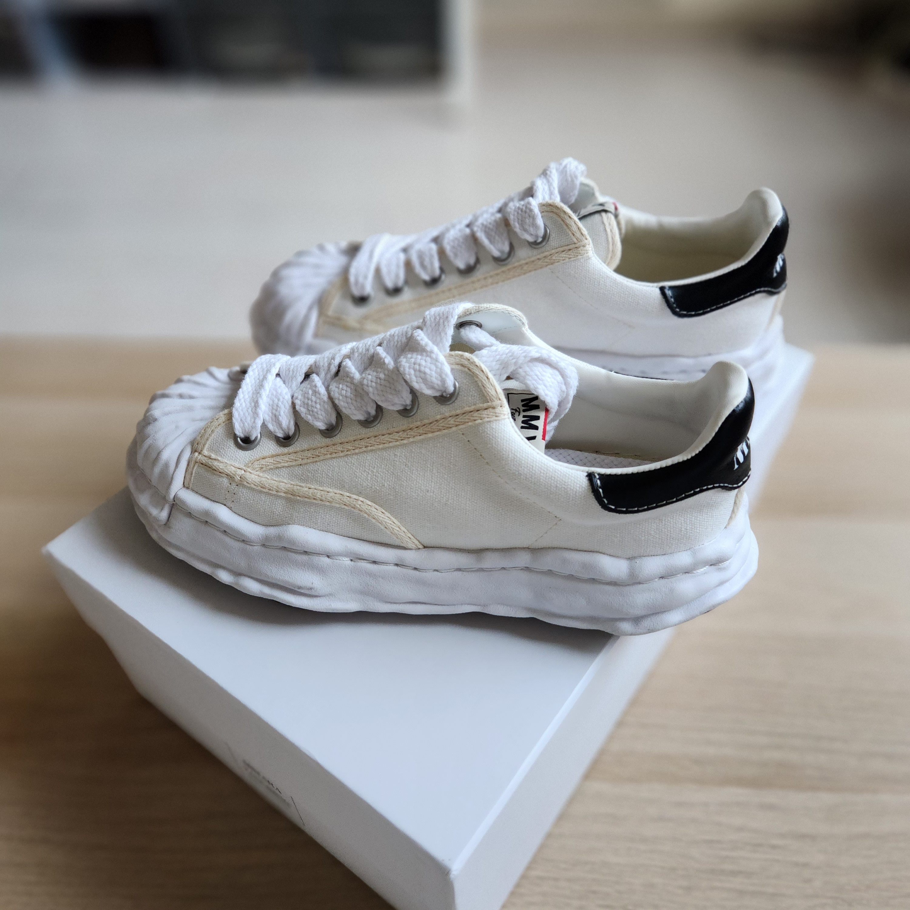 Maison Mihara Yasuhiro Blakey OG Sole Canvas Low-top Sneakers White 착용 스타일 - 3