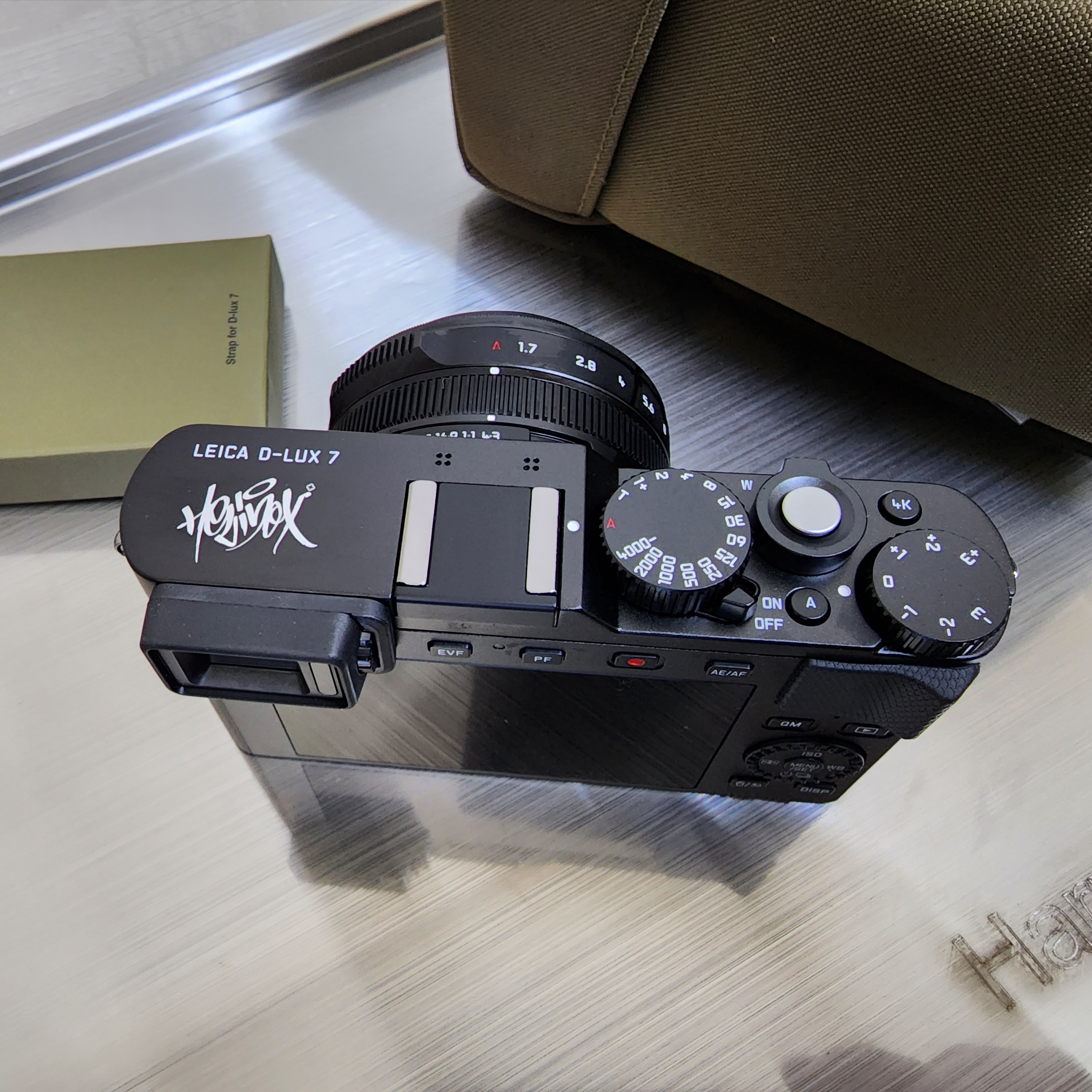 Leica x Helinox D-Lux 7 Black Special Package Edition (Korean Ver.) 착용 스타일 - 4