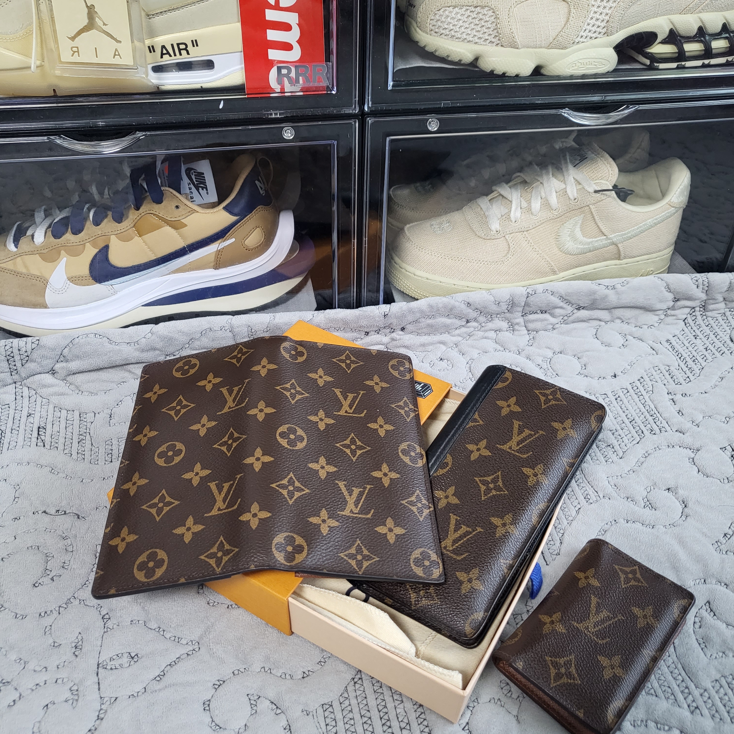 Louis Vuitton Brazza Wallet Monogram, Louis Vuitton Envelope Business Card Holder Monogram 착용 스타일 - 1