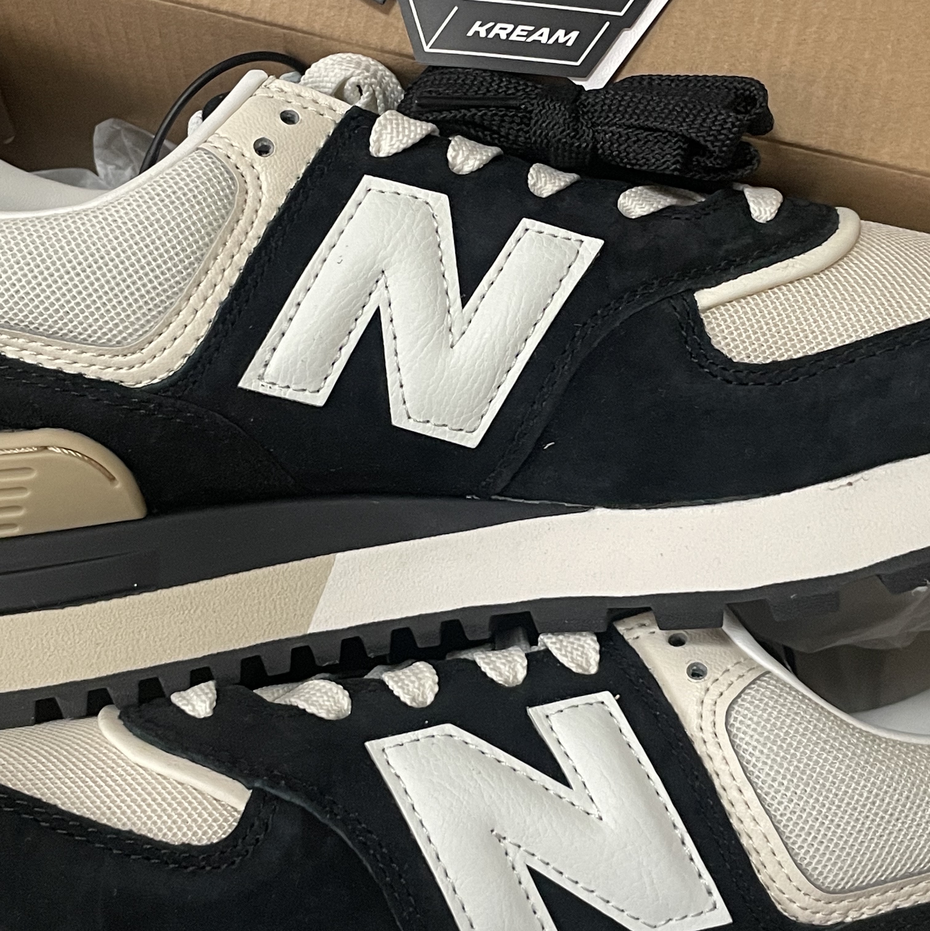 New Balance 574 Legacy Black Angora 착용 스타일 - 1