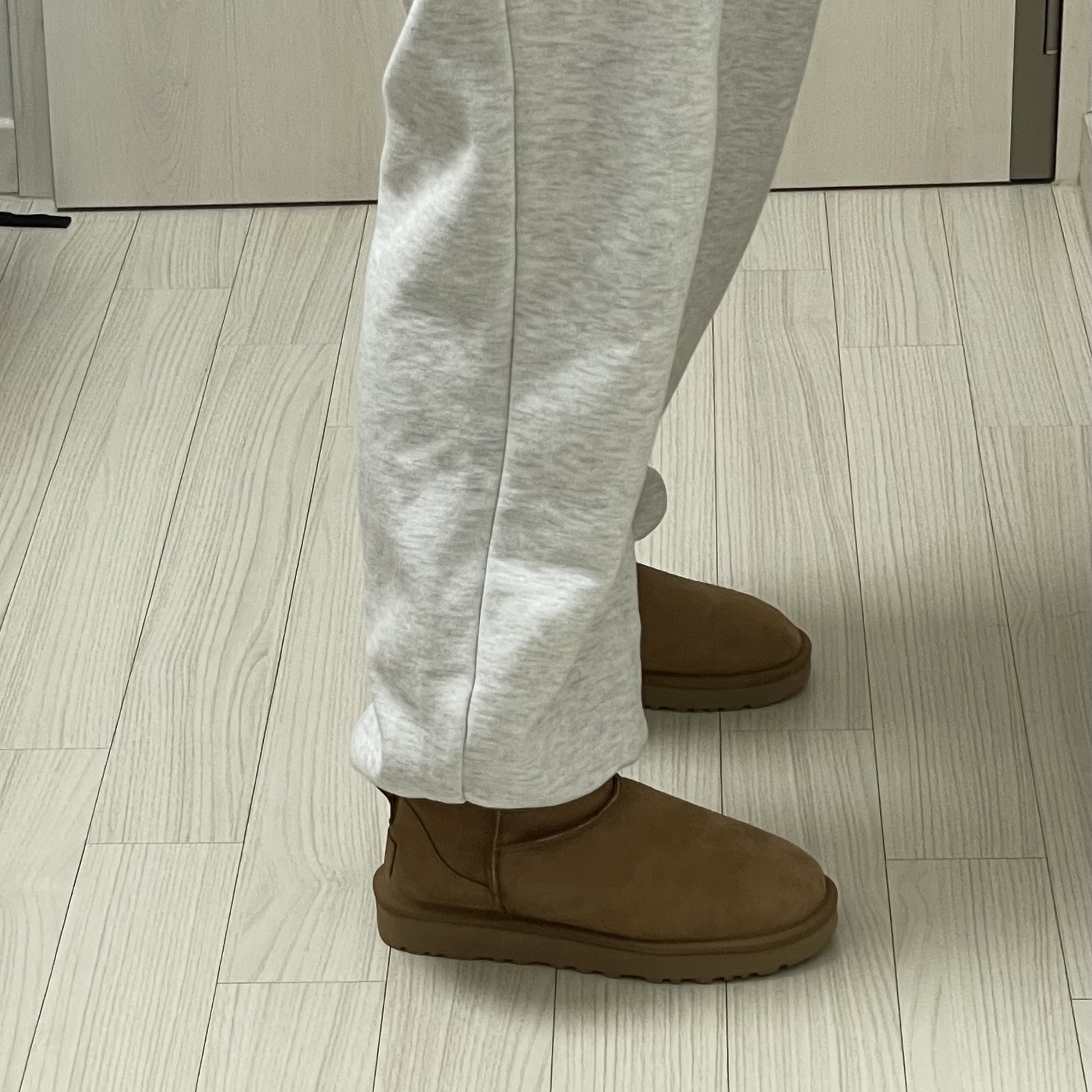 (W) UGG Classic Ultra Mini Boots Chestnut 착용 스타일 - 1