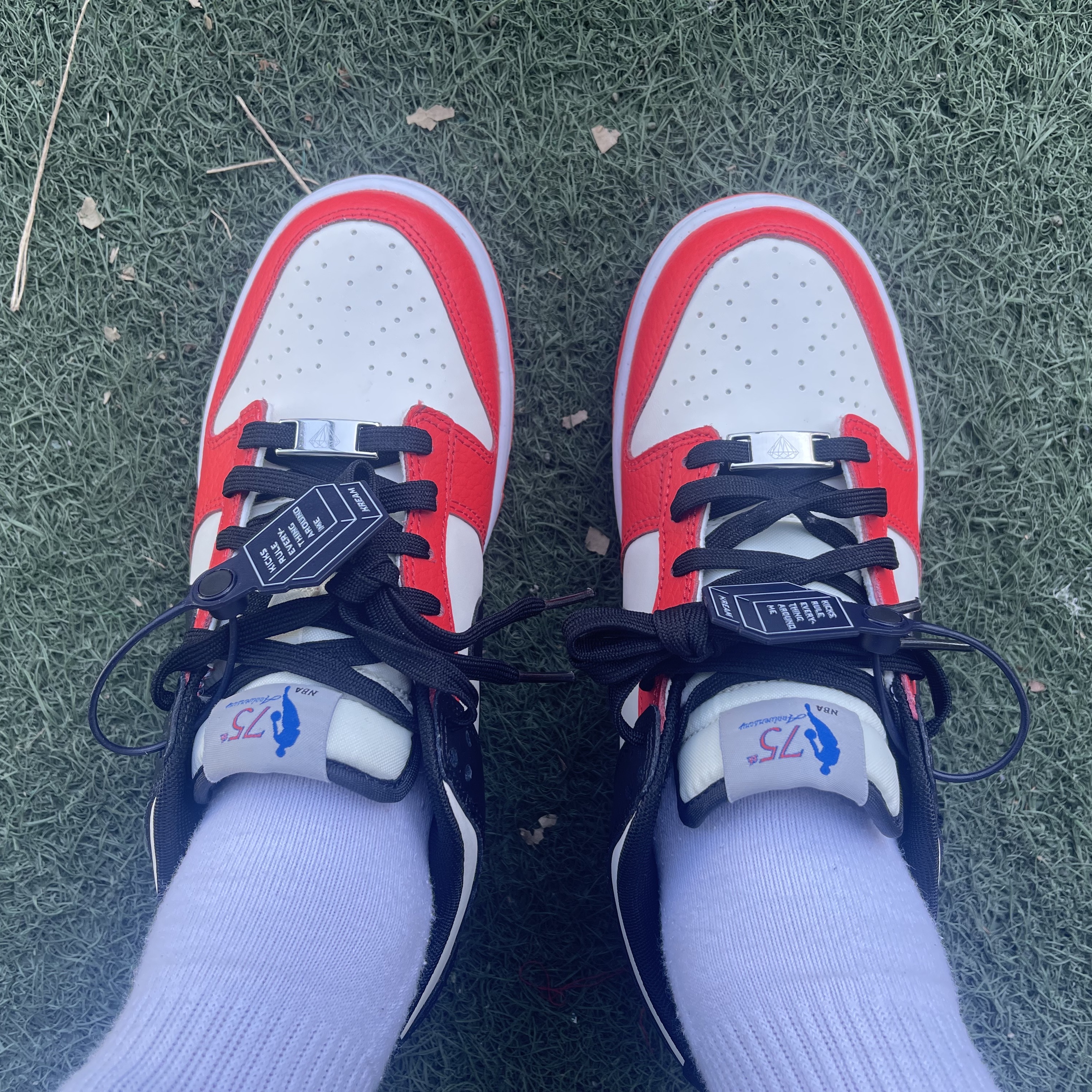 (GS) Nike x NBA Dunk Low Black and Chile Red 착용 스타일 - 2