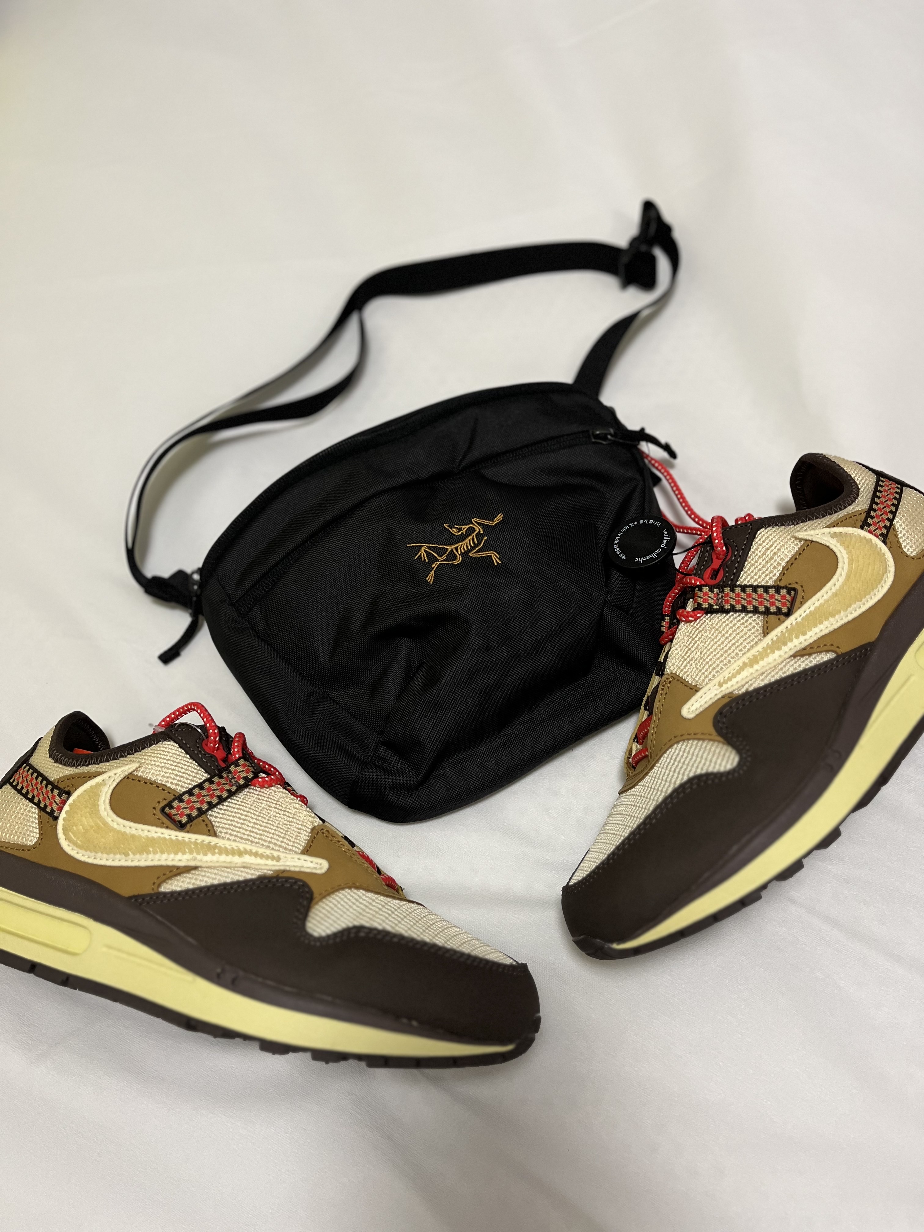 Arc'teryx Mantis 2 Waistpack 24K Black, Nike x Travis Scott Air Max 1 Cact.us Brown 착용 스타일