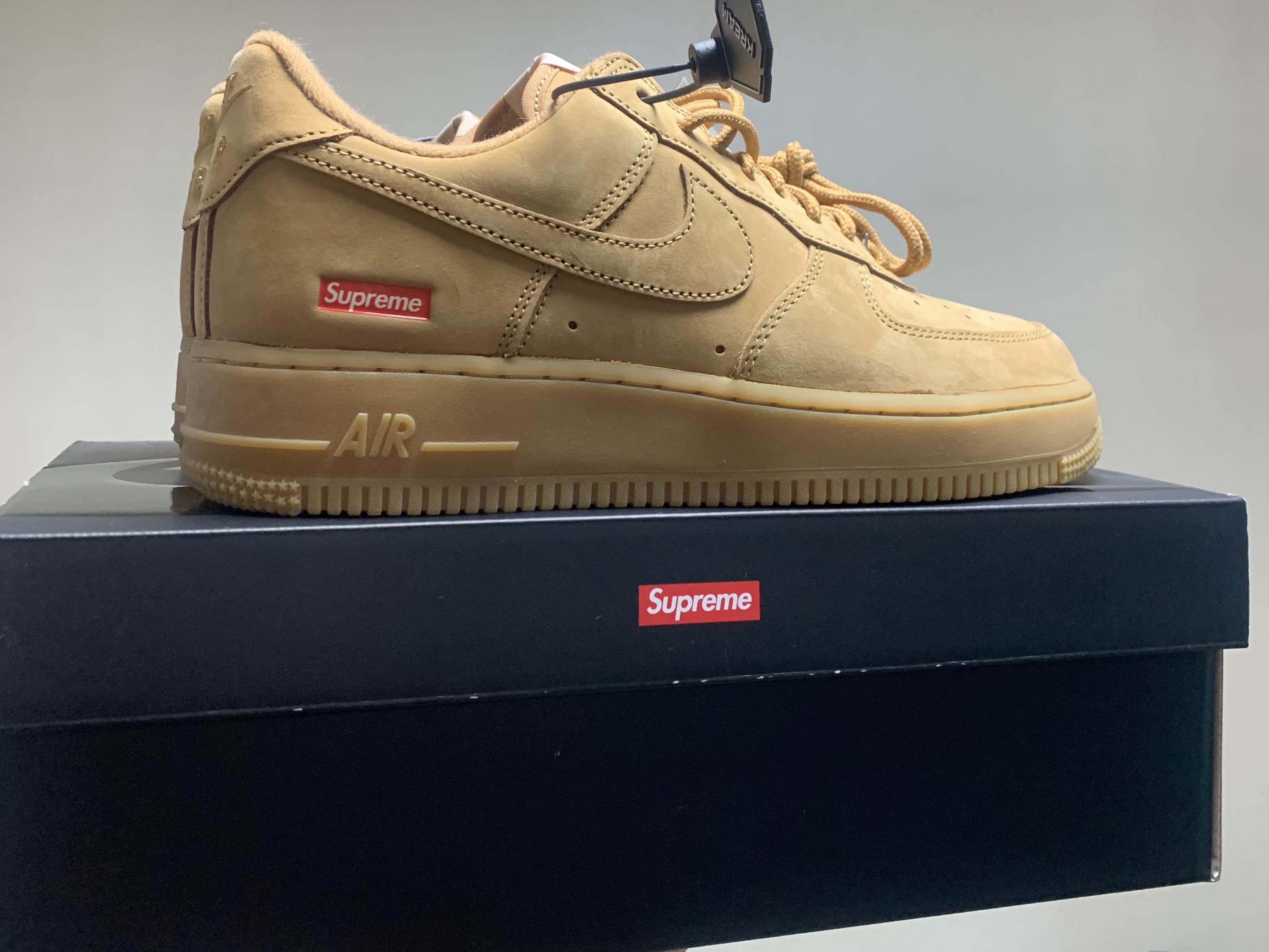 Nike x Supreme Air Force 1 Low Flax 착용 스타일