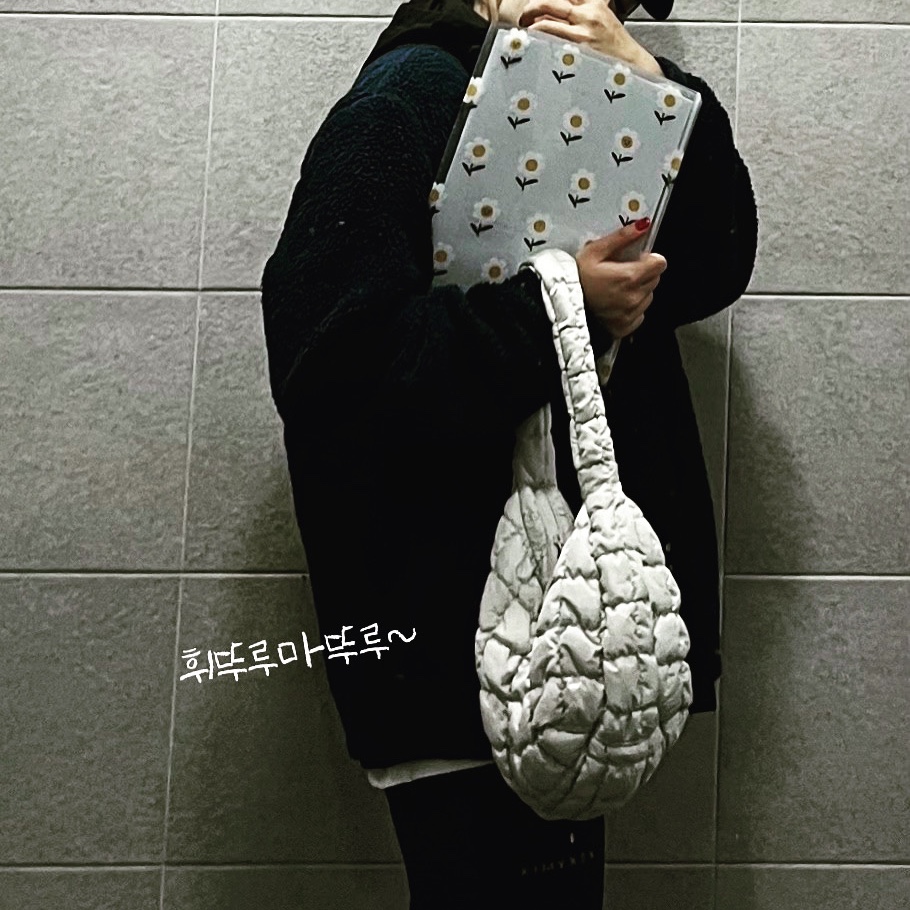 COS Quilted Mini Bag Light Grey 착용 스타일