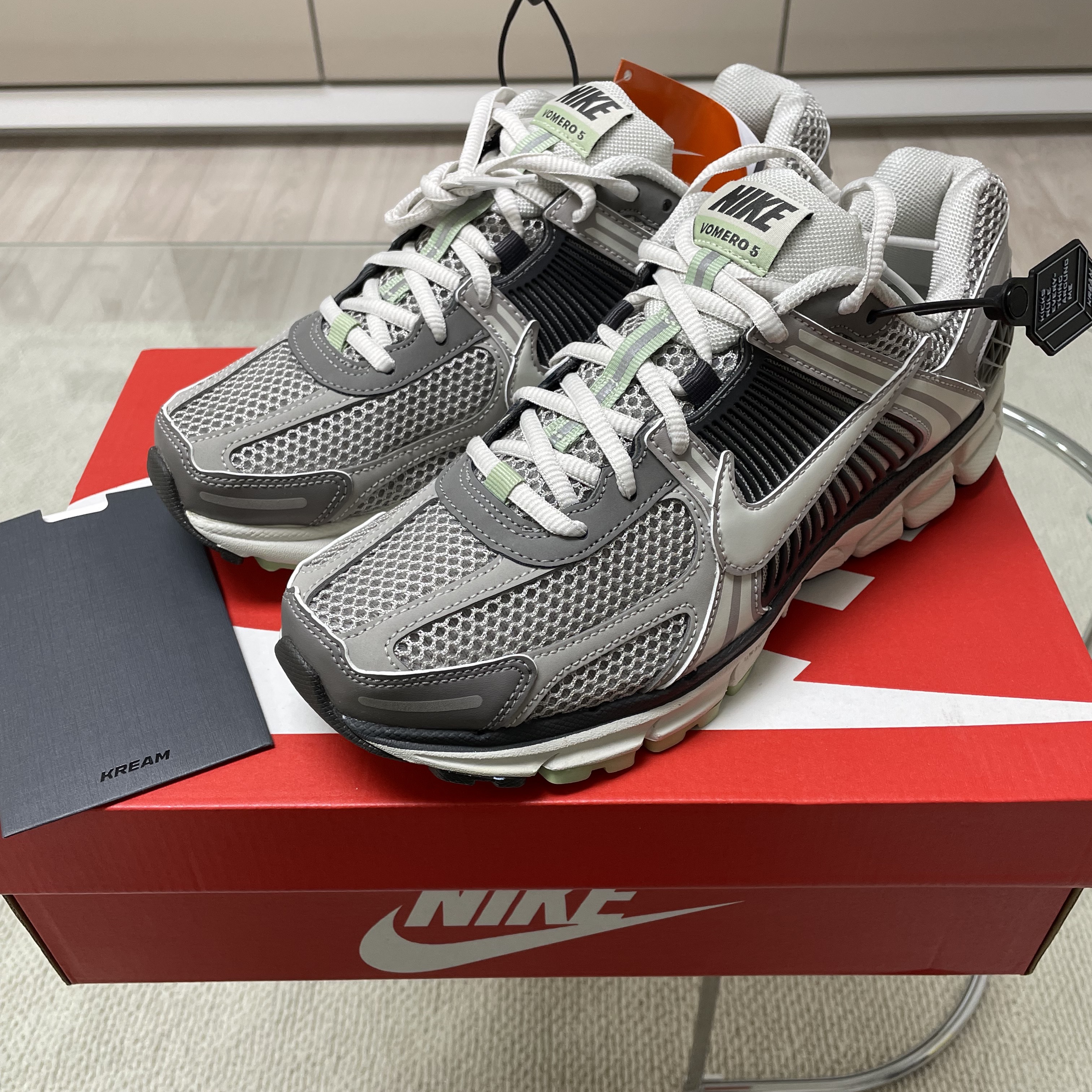 (W) Nike Zoom Vomero 5 Cobblestone and Flat Pewter 착용 스타일