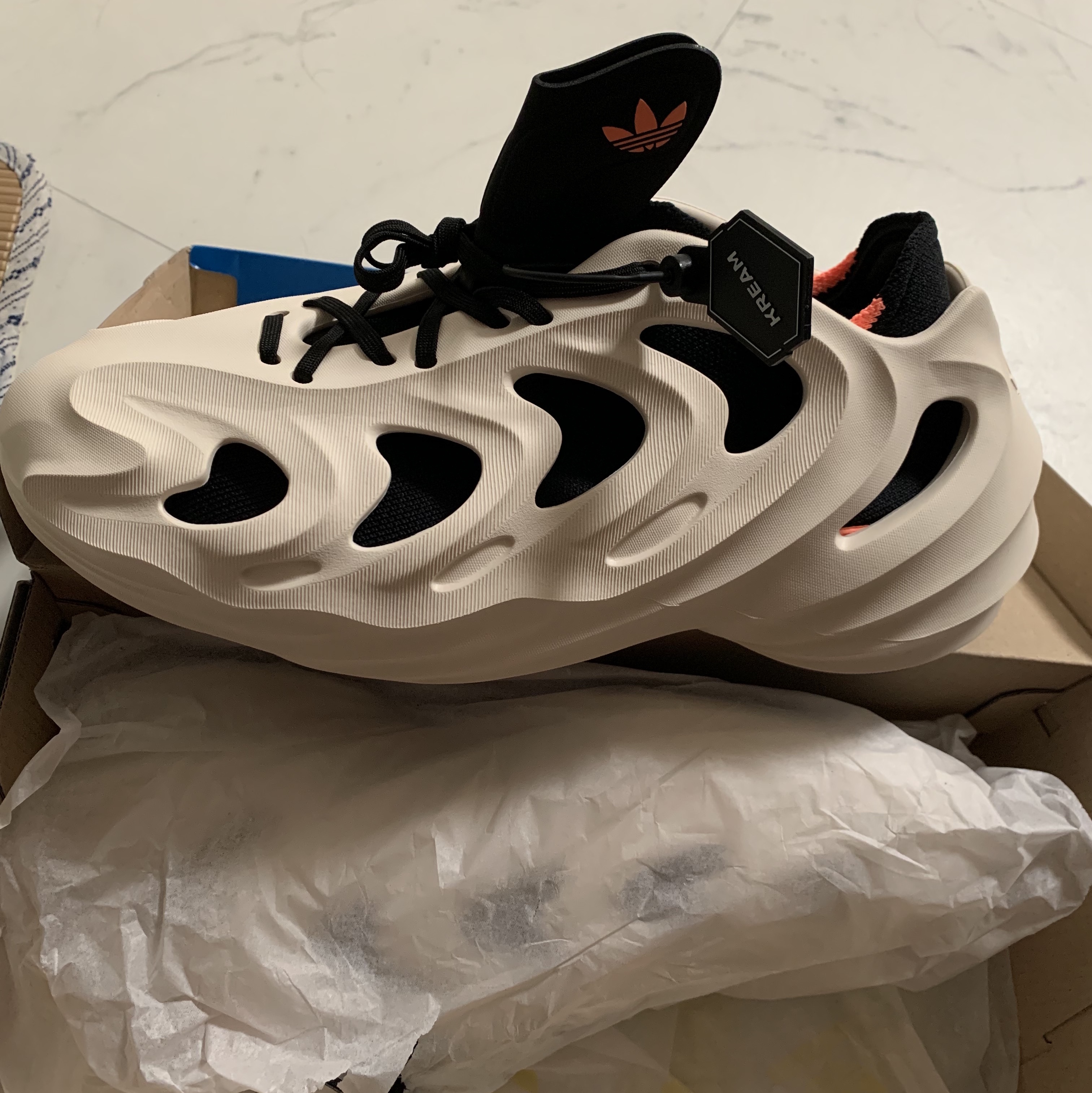 Adidas Adifom Q Wonder White Core Black 착용 스타일