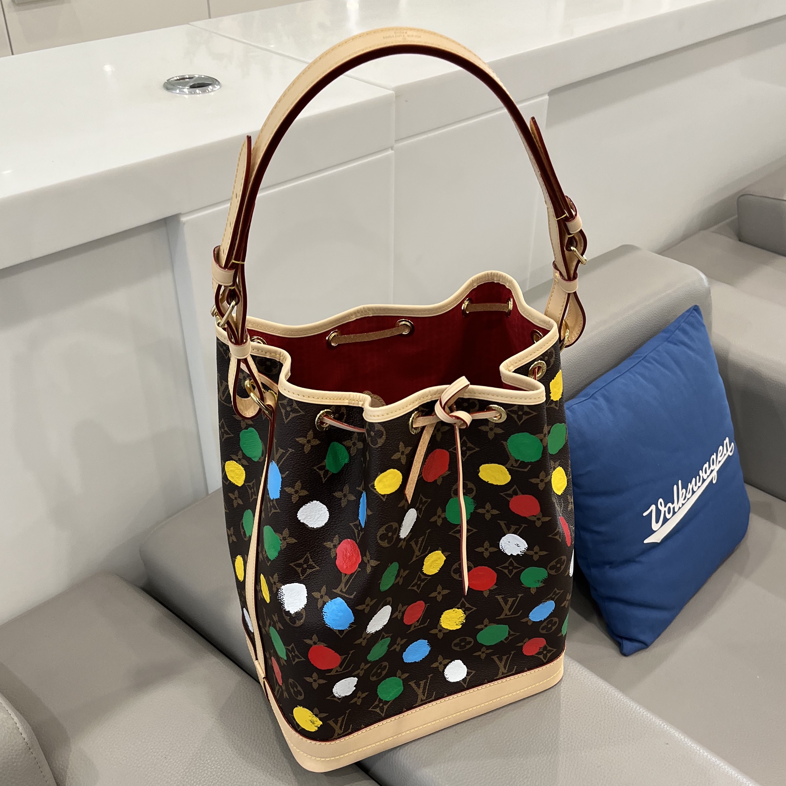 Louis Vuitton x YK Noe Dots Print Monogram 착용 스타일 - 1