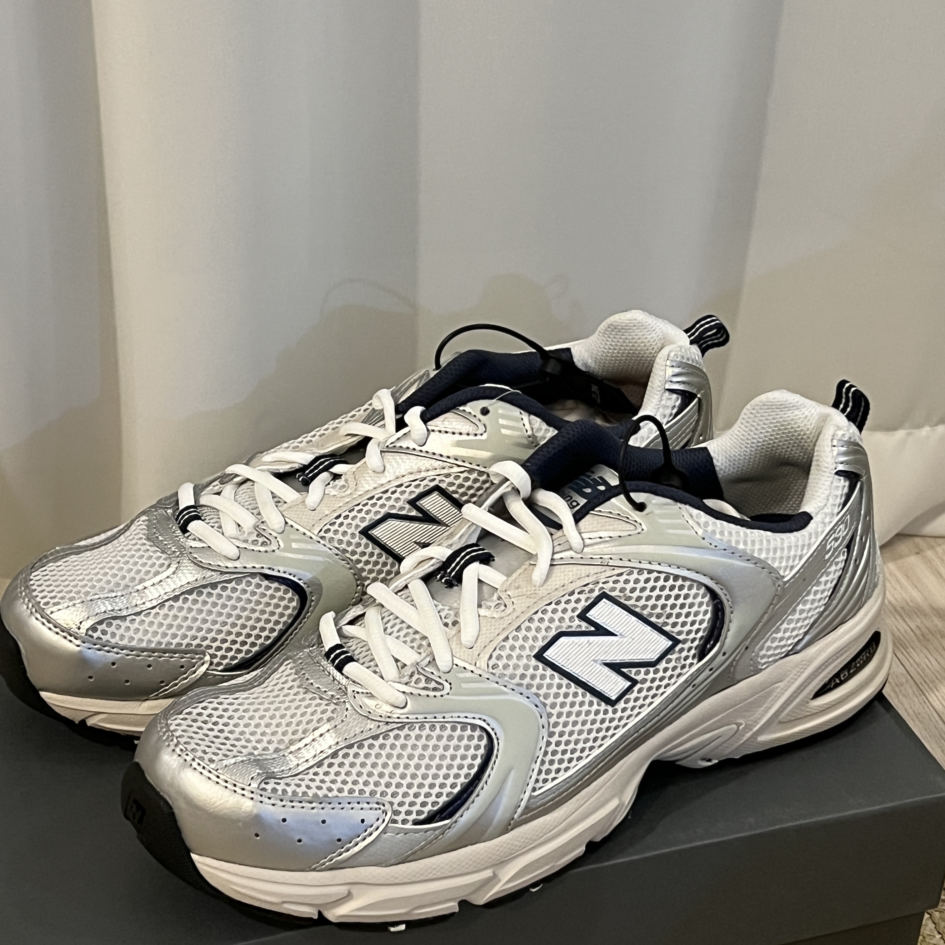 New Balance 530 Steel Grey 착용 스타일 - 1