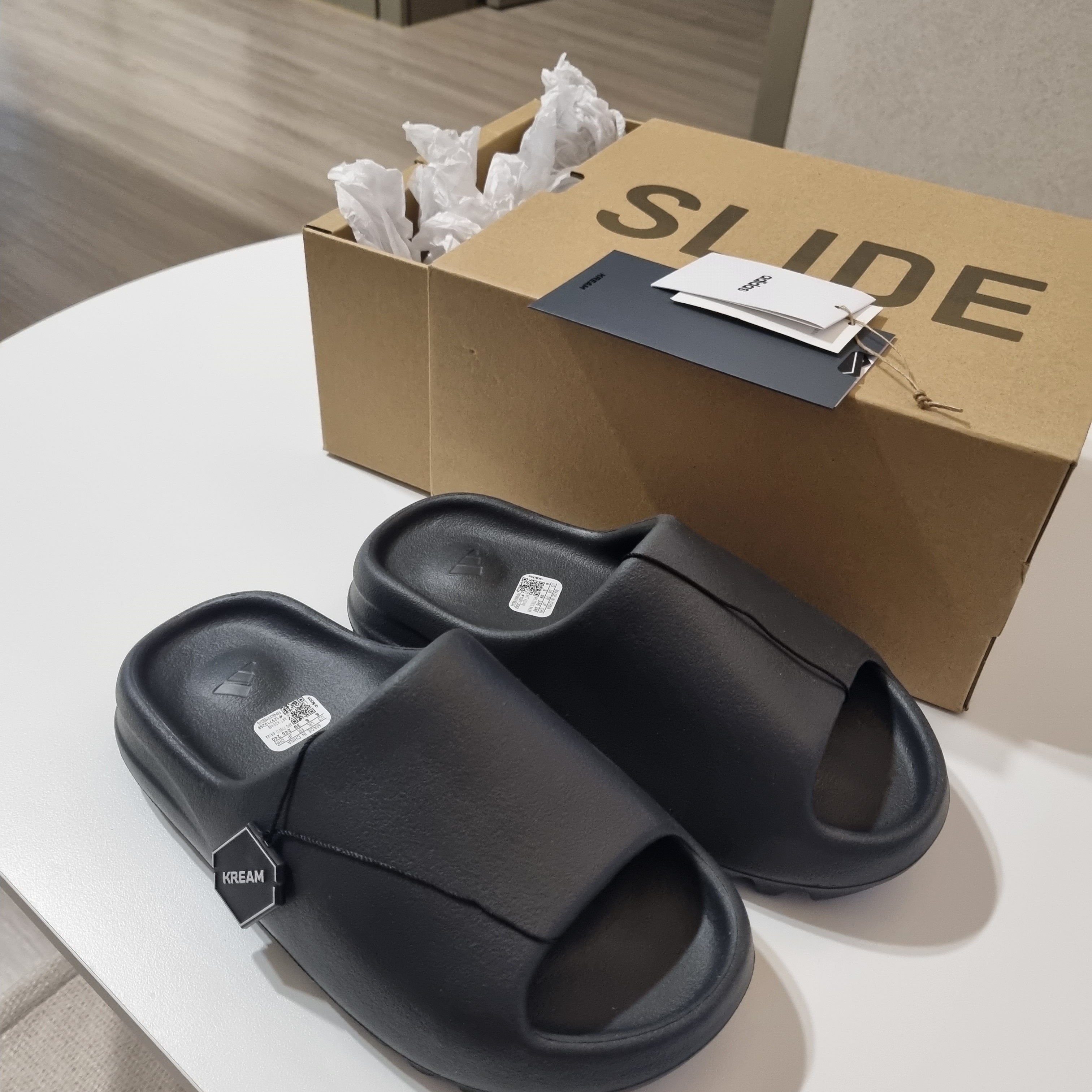 Adidas Yeezy Slide Onyx 착용 스타일