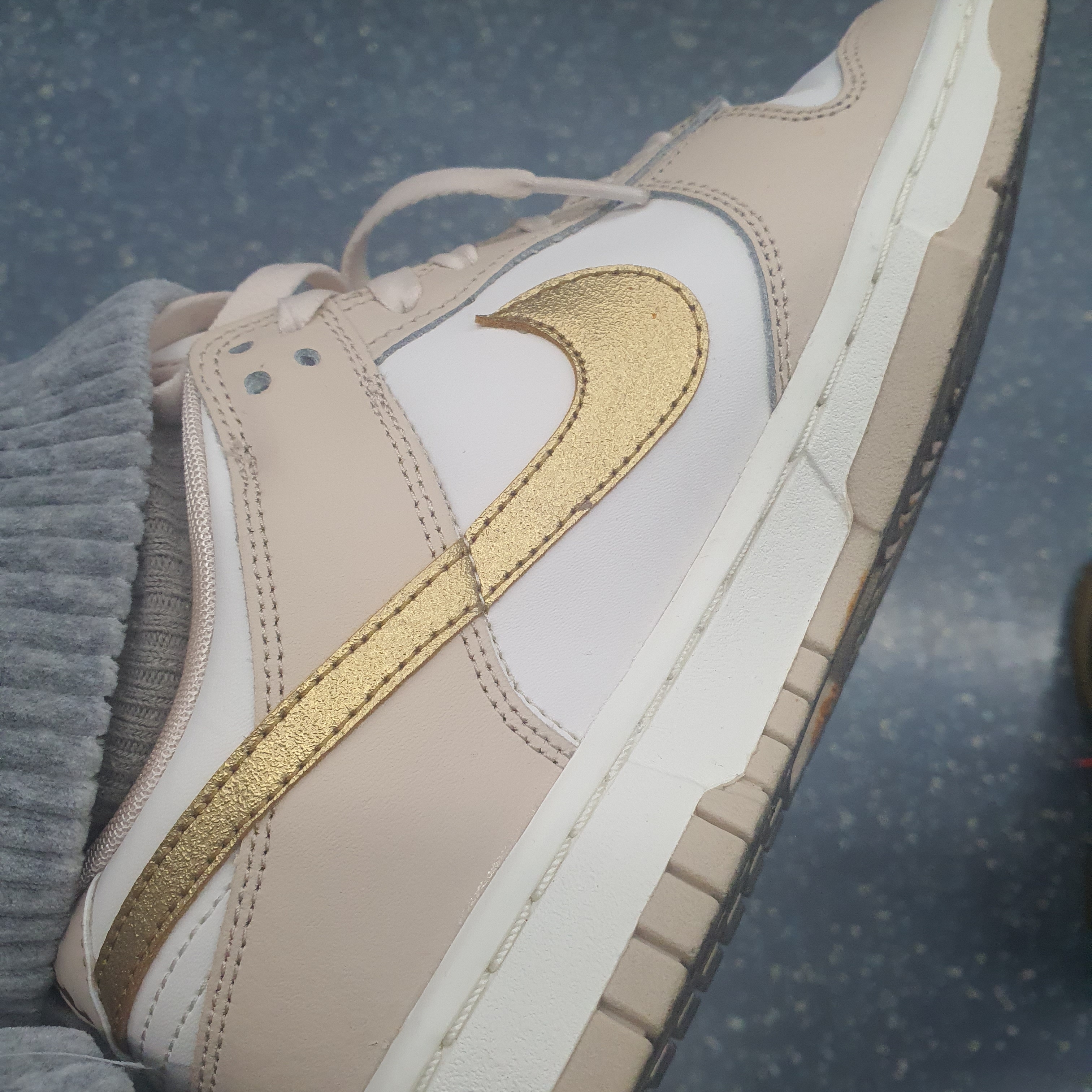 (W) Nike Dunk Low Sanddrift Metallic Gold 착용 스타일 - 2