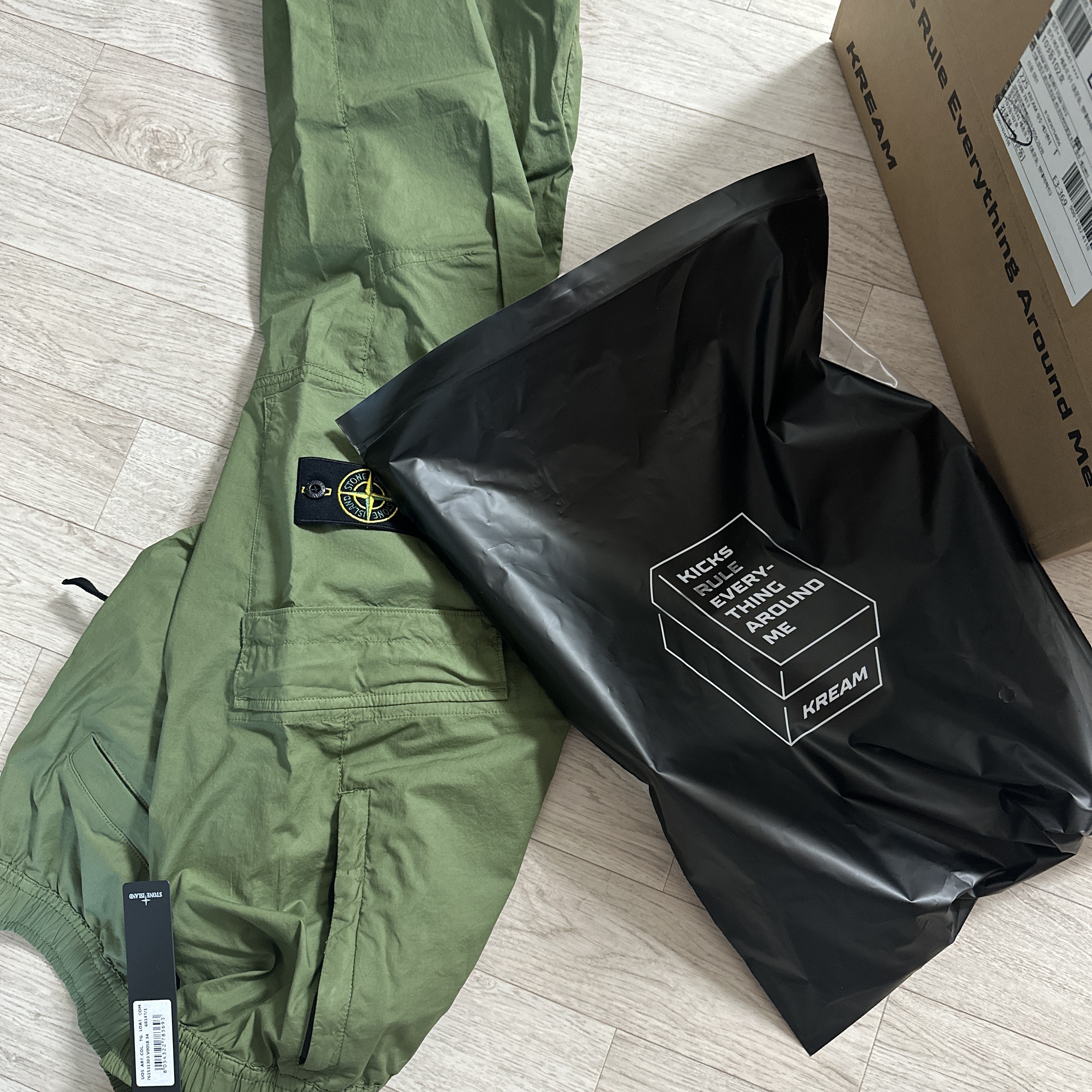 Stone Island 31303 Stretch Cotton Tela Paracadute Cargo Pants Olive Green - 22SS 착용 스타일