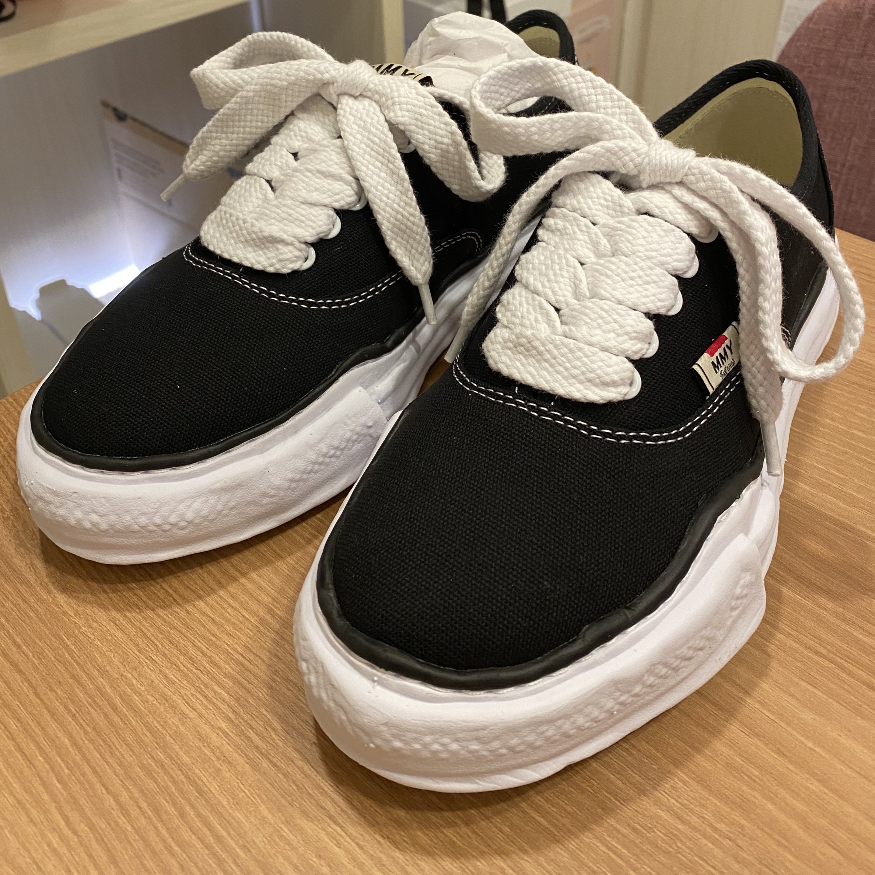 Maison Mihara Yasuhiro Baker OG Sole Canvas Low Cut Sneakers Black 착용 스타일