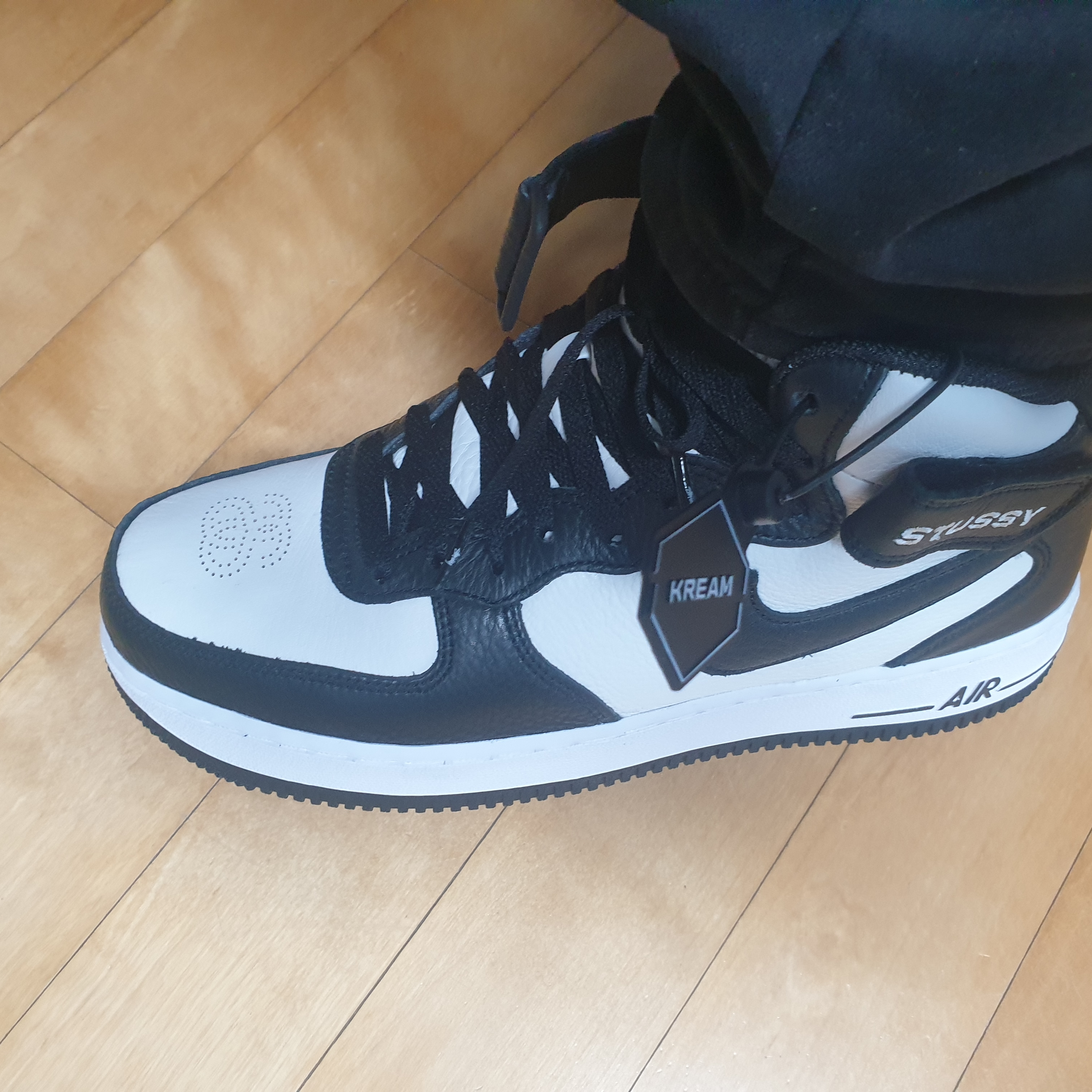 Nike x Stussy Air Force 1 '07 Mid SP Black and Light Bone 착용 스타일 - 1