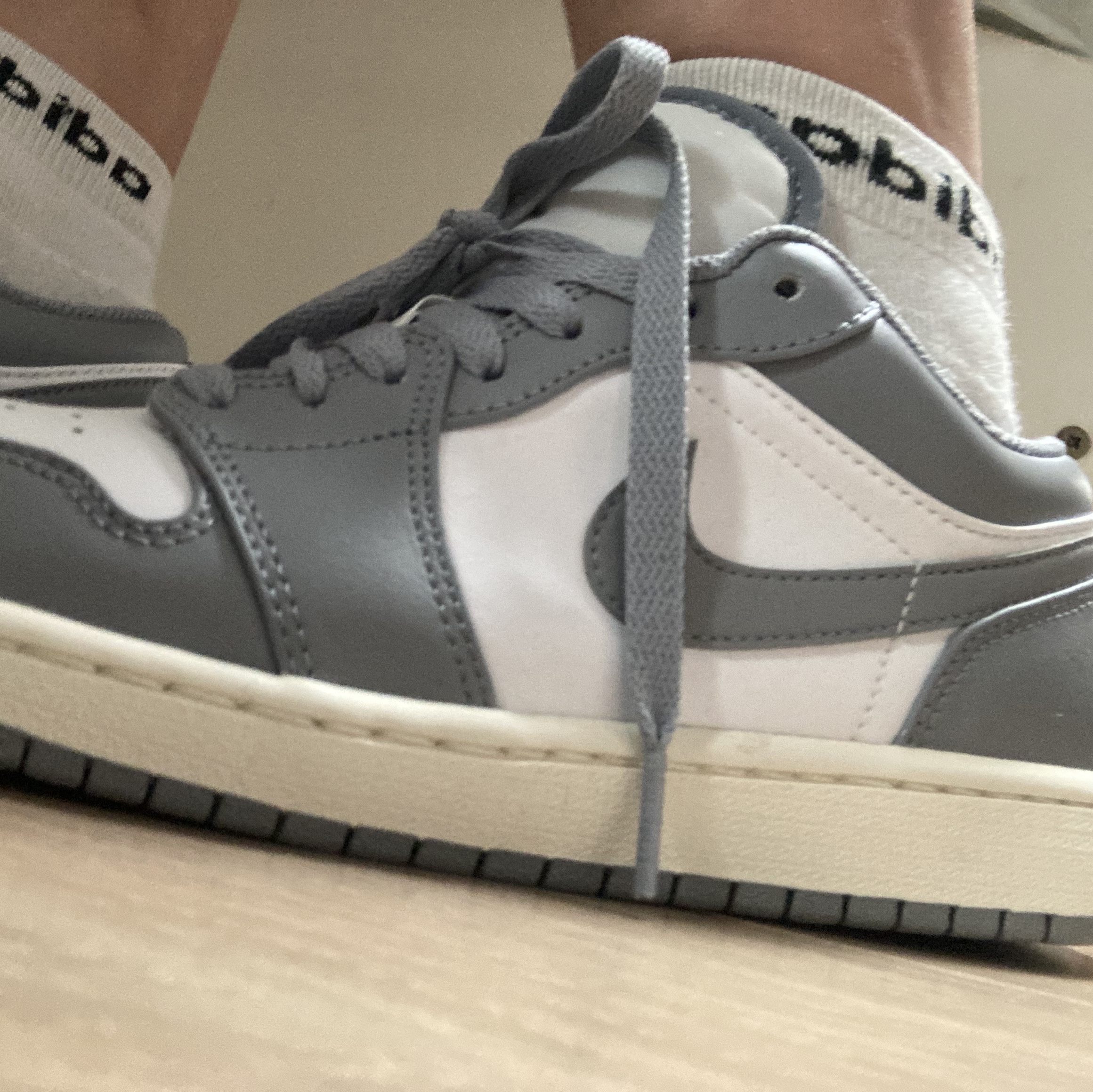 Jordan 1 Low Stealth and White 착용 스타일 - 1