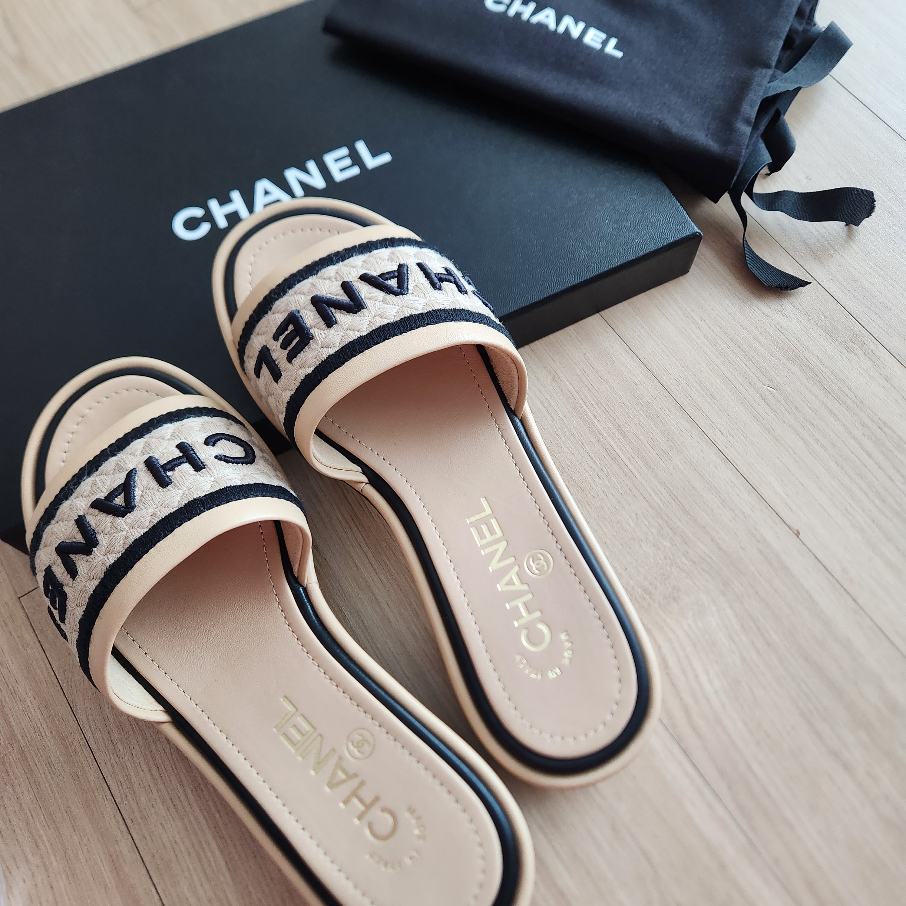 (W) Chanel Mules Lambskin Embroideries & Beige Black 착용 스타일 - 1