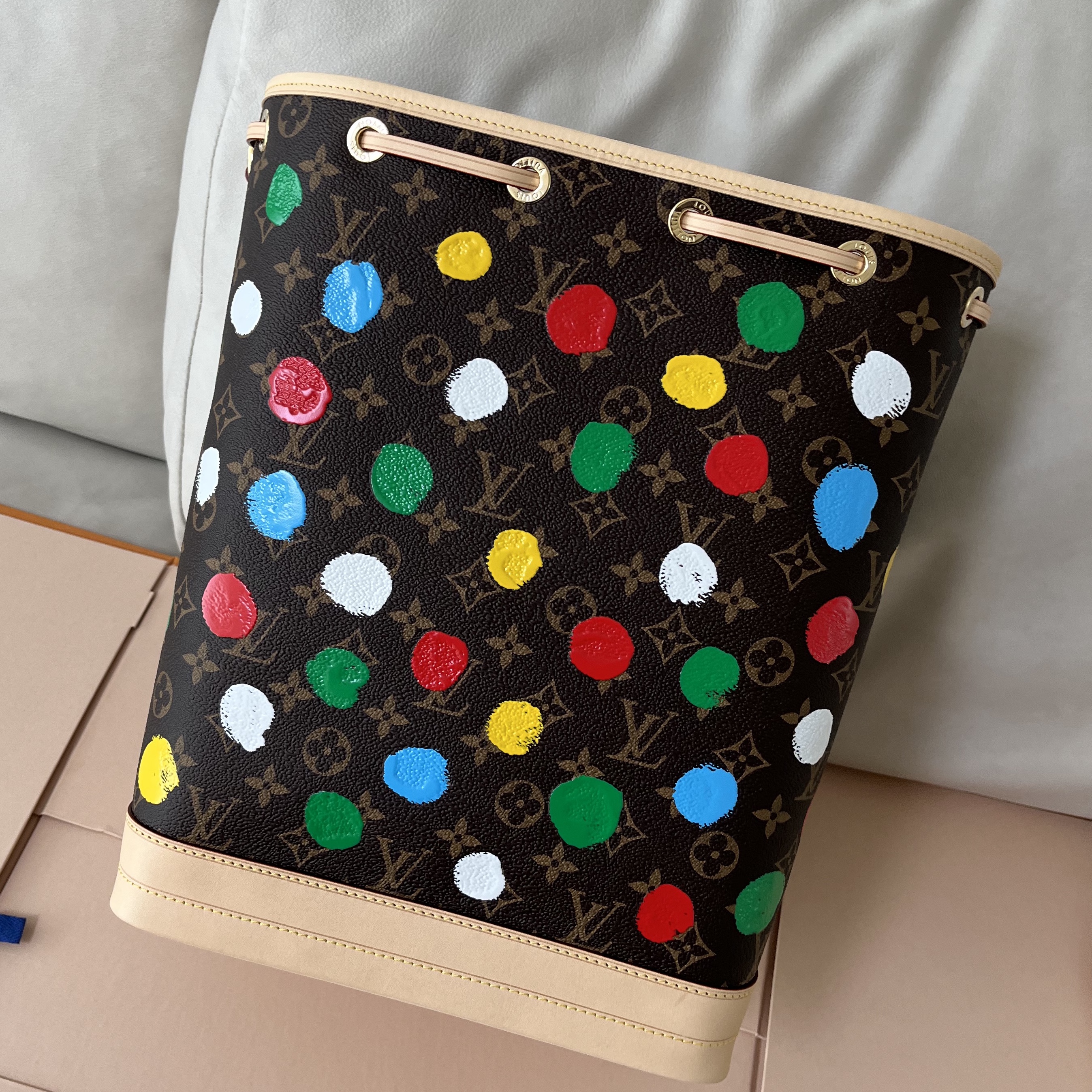 Louis Vuitton x YK Noe Dots Print Monogram 착용 스타일 - 3