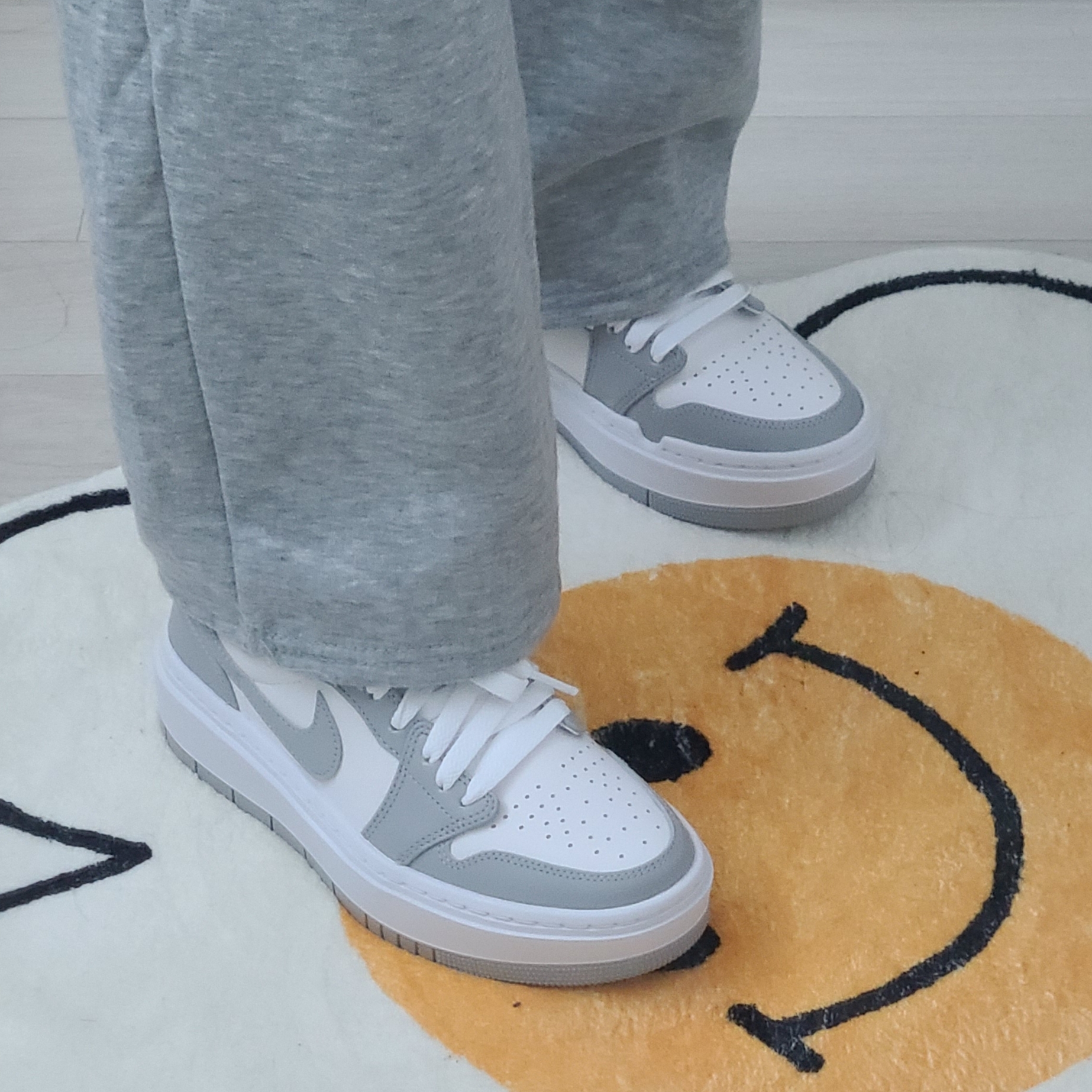 (W) Jordan 1 Elevate Low White and Wolf Grey 착용 스타일 - 3