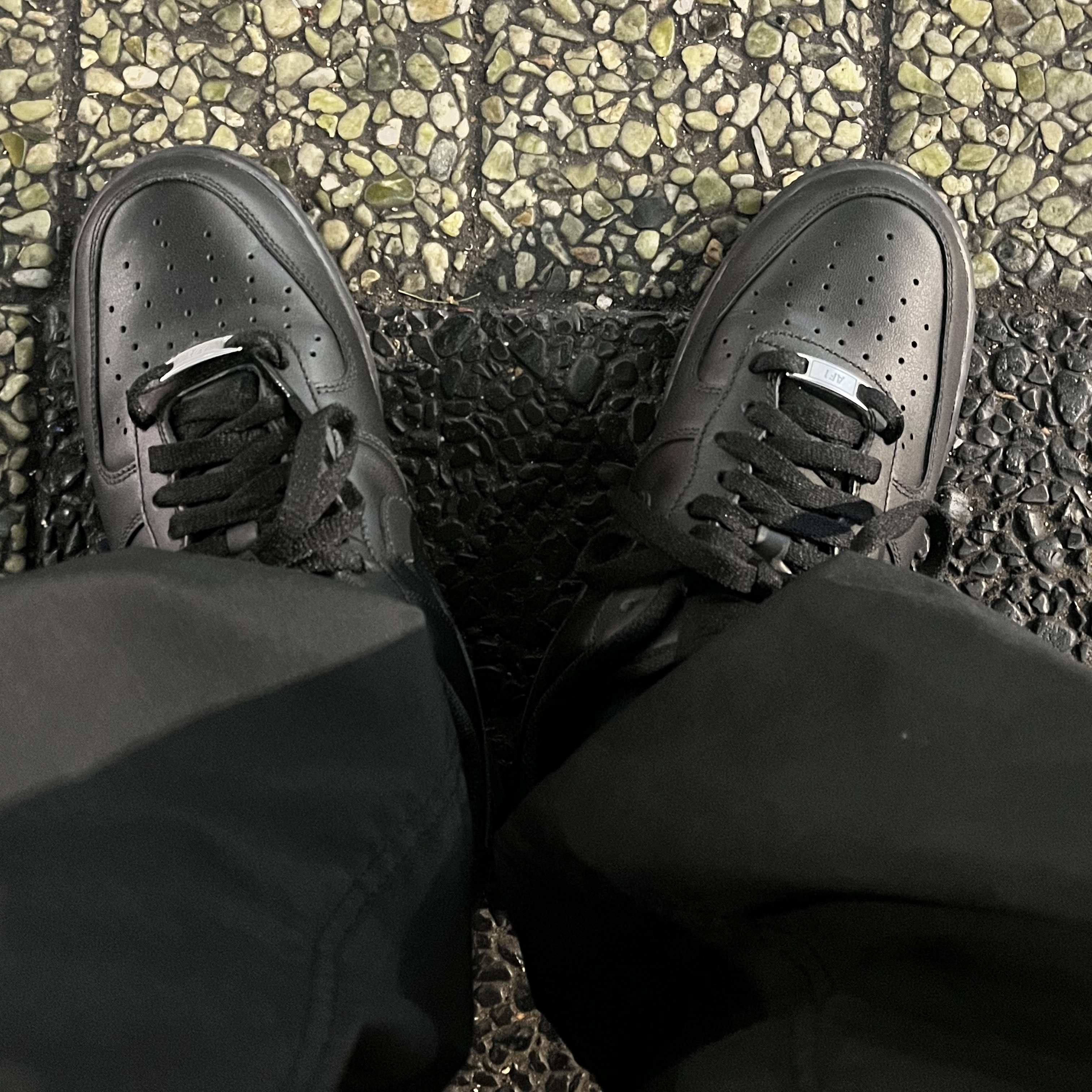 Nike Air Force 1 '07 Low Triple Black 착용 스타일
