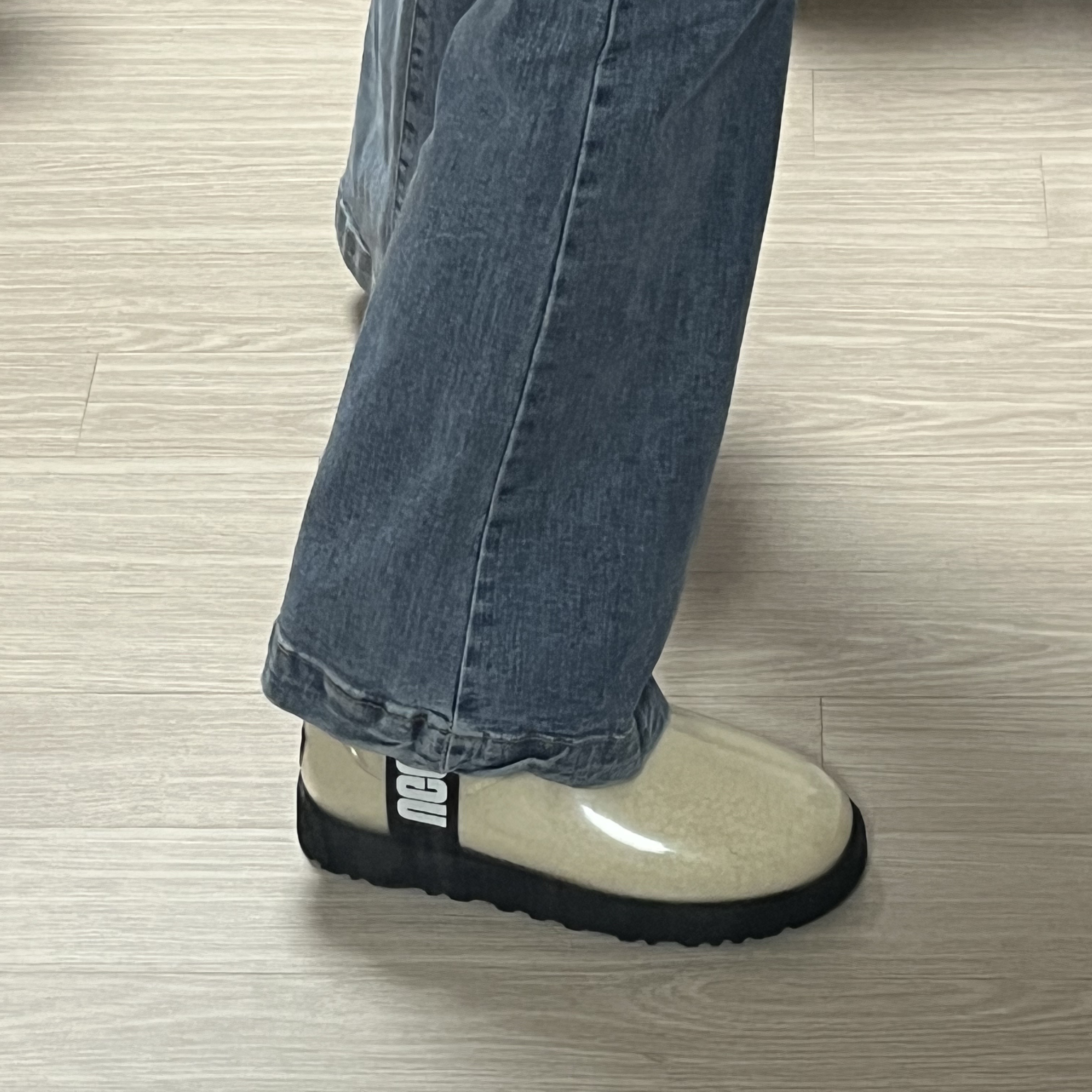(W) UGG Classic Clear Mini Boots Natural Black 착용 스타일