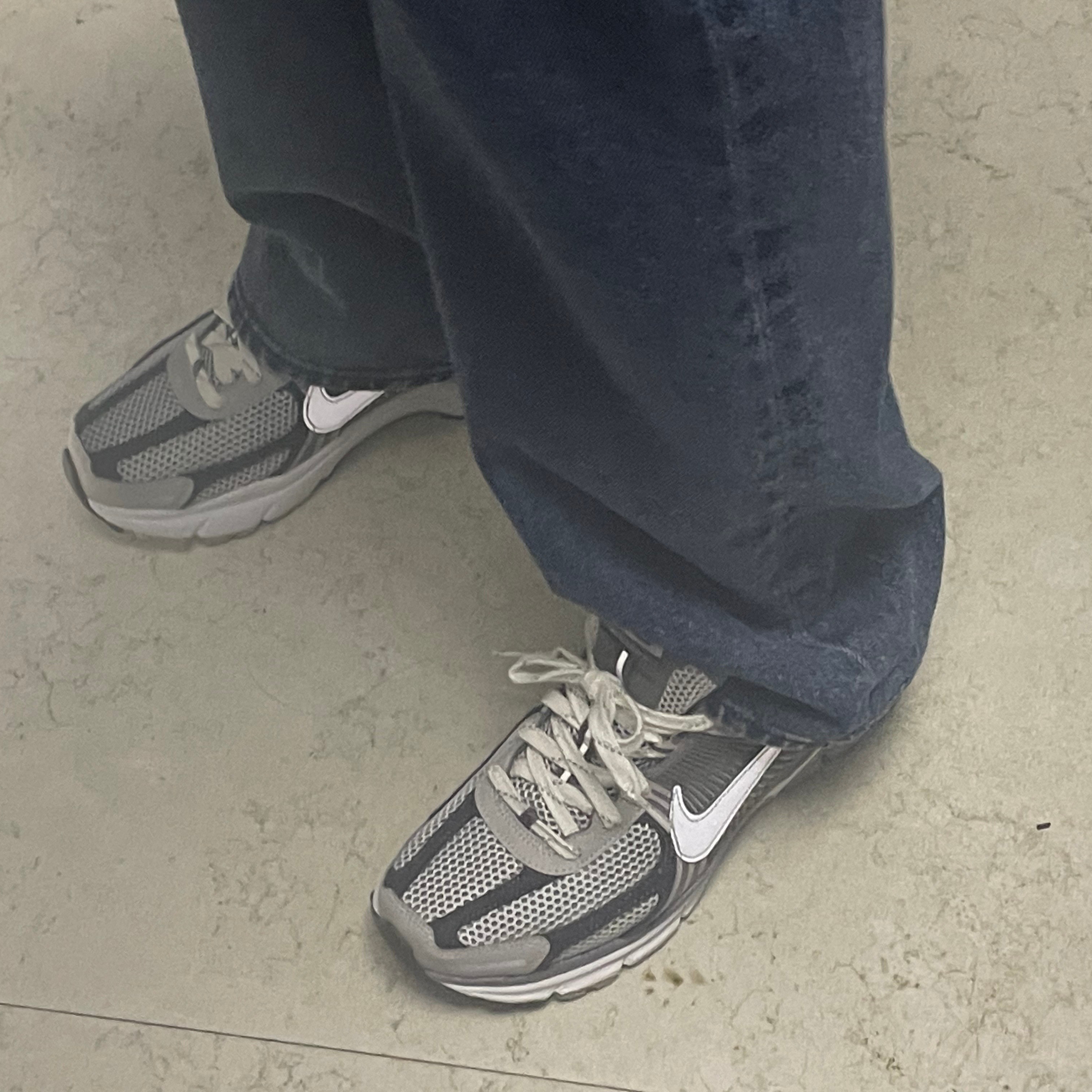 Nike Zoom Vomero 5 PRM Light Iron Ore and Flat Fewter 착용 스타일 - 2