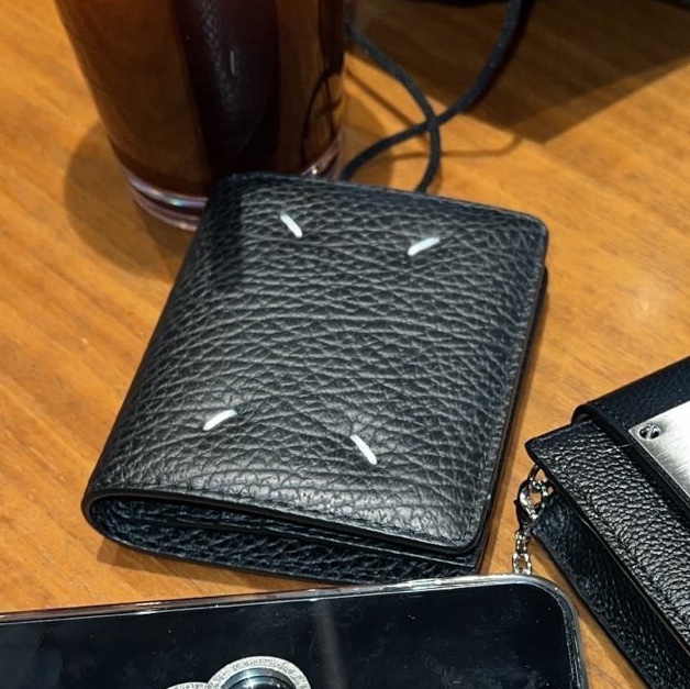 Maison Margiela Compact Bi-Fold Wallet Black 착용 스타일