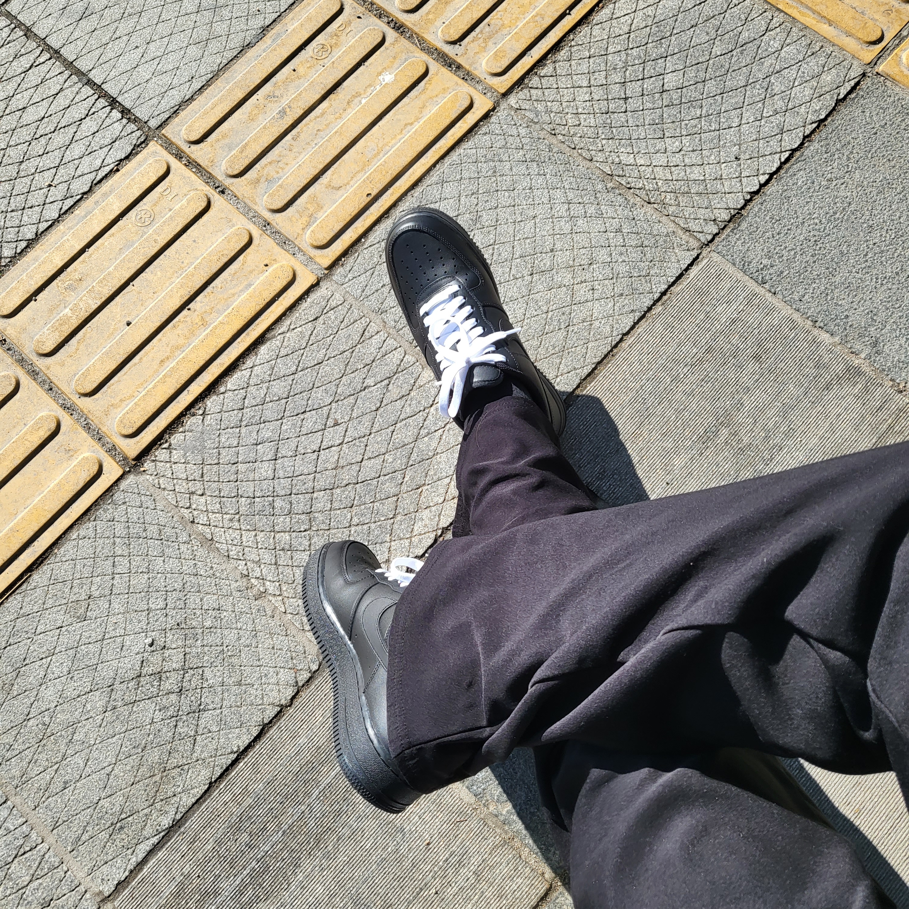 Nike Air Force 1 '07 Low Triple Black 착용 스타일