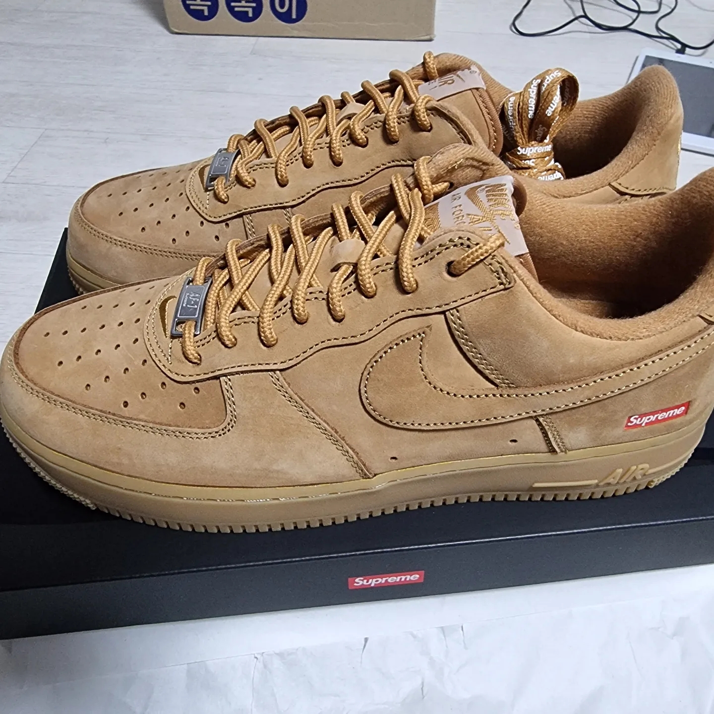 Nike x Supreme Air Force 1 Low Flax 착용 스타일