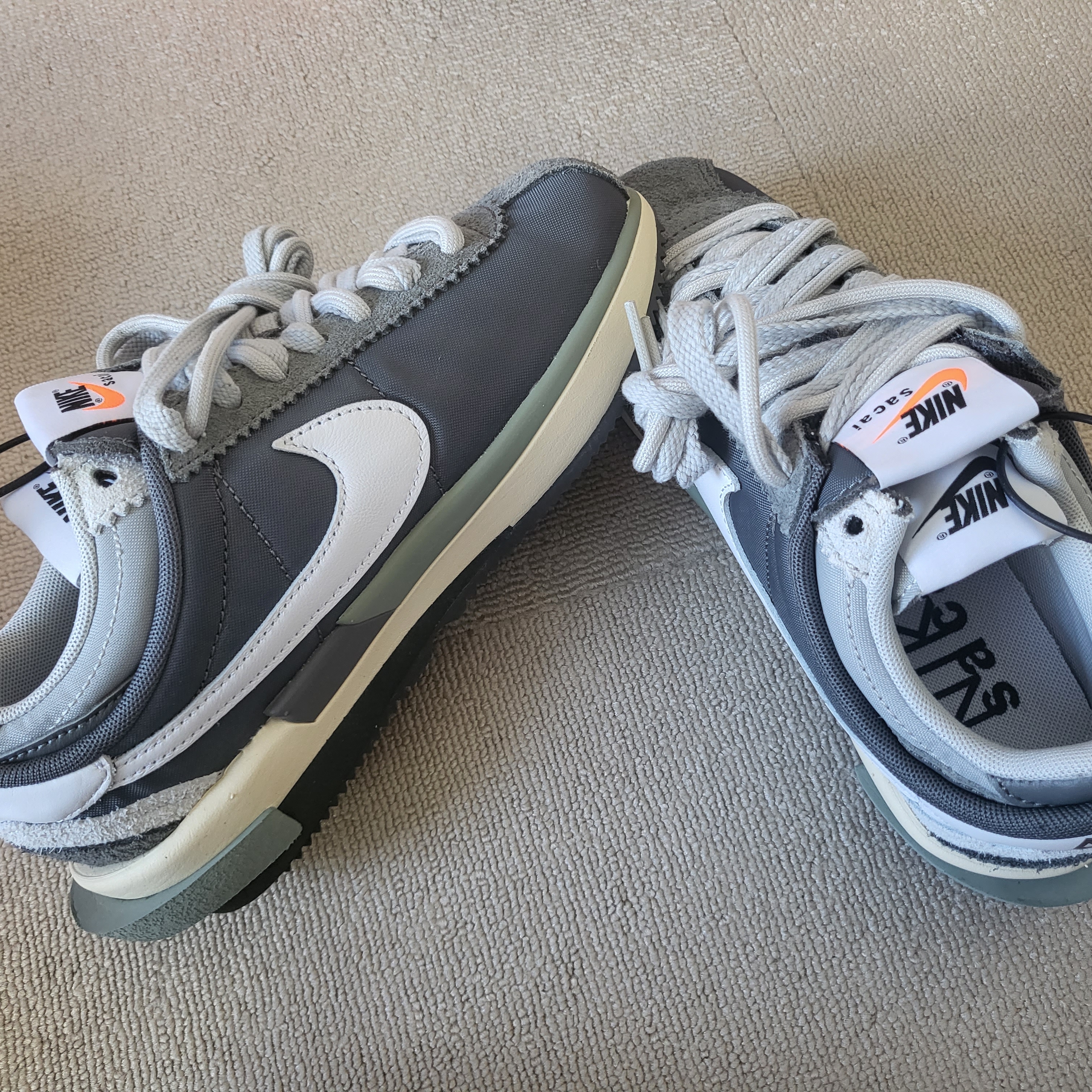 Nike x Sacai Zoom Cortez SP Iron Grey 착용 스타일 - 2