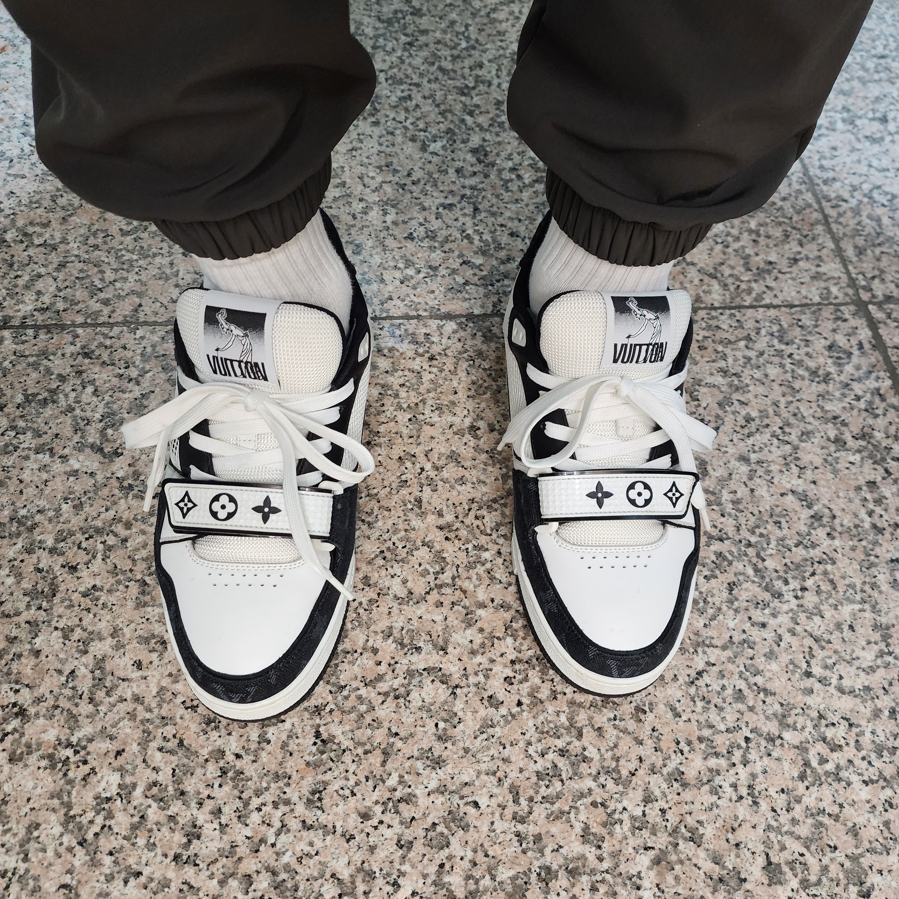 Louis Vuitton LV Trainer Sneakers Black 착용 스타일