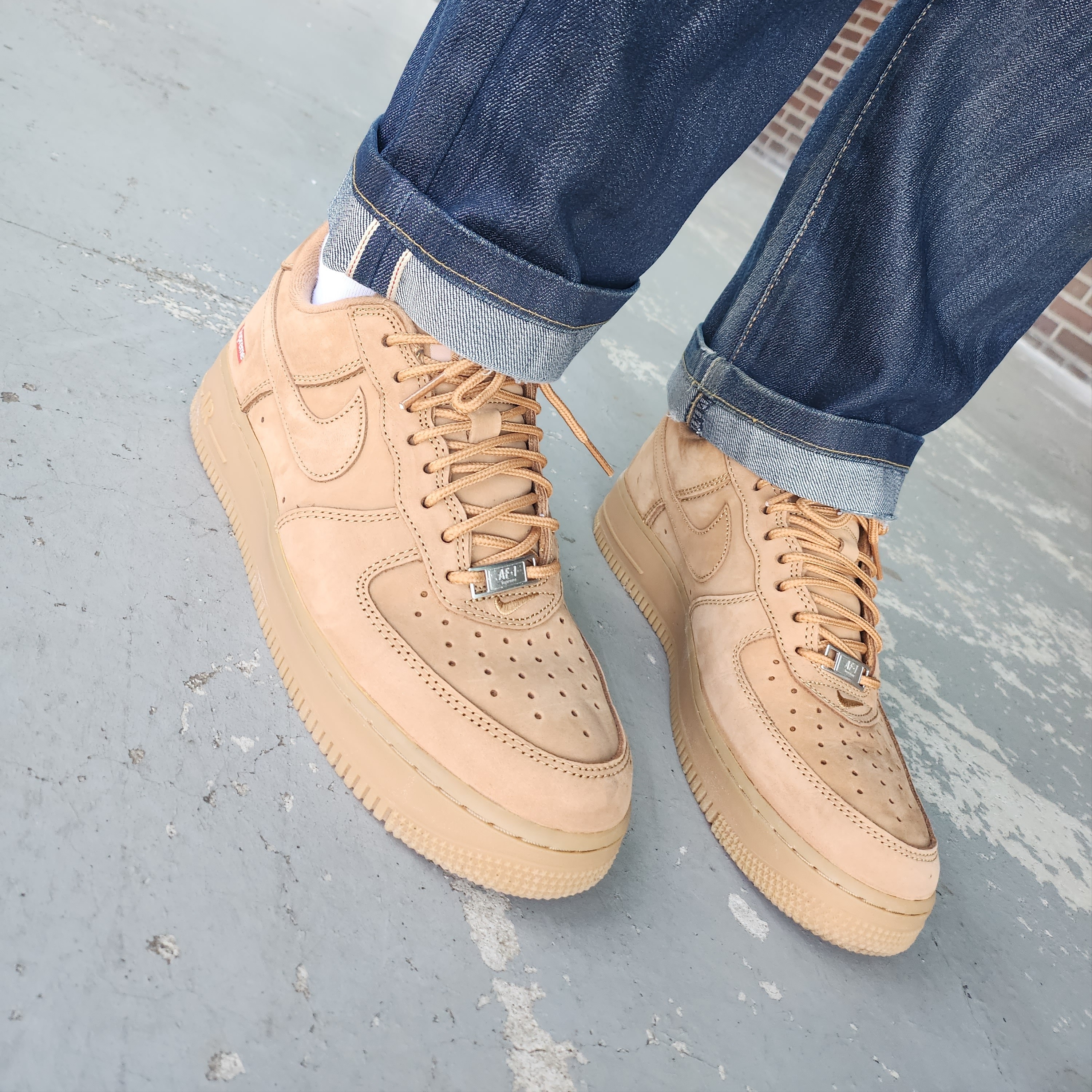 Nike x Supreme Air Force 1 Low Flax 착용 스타일