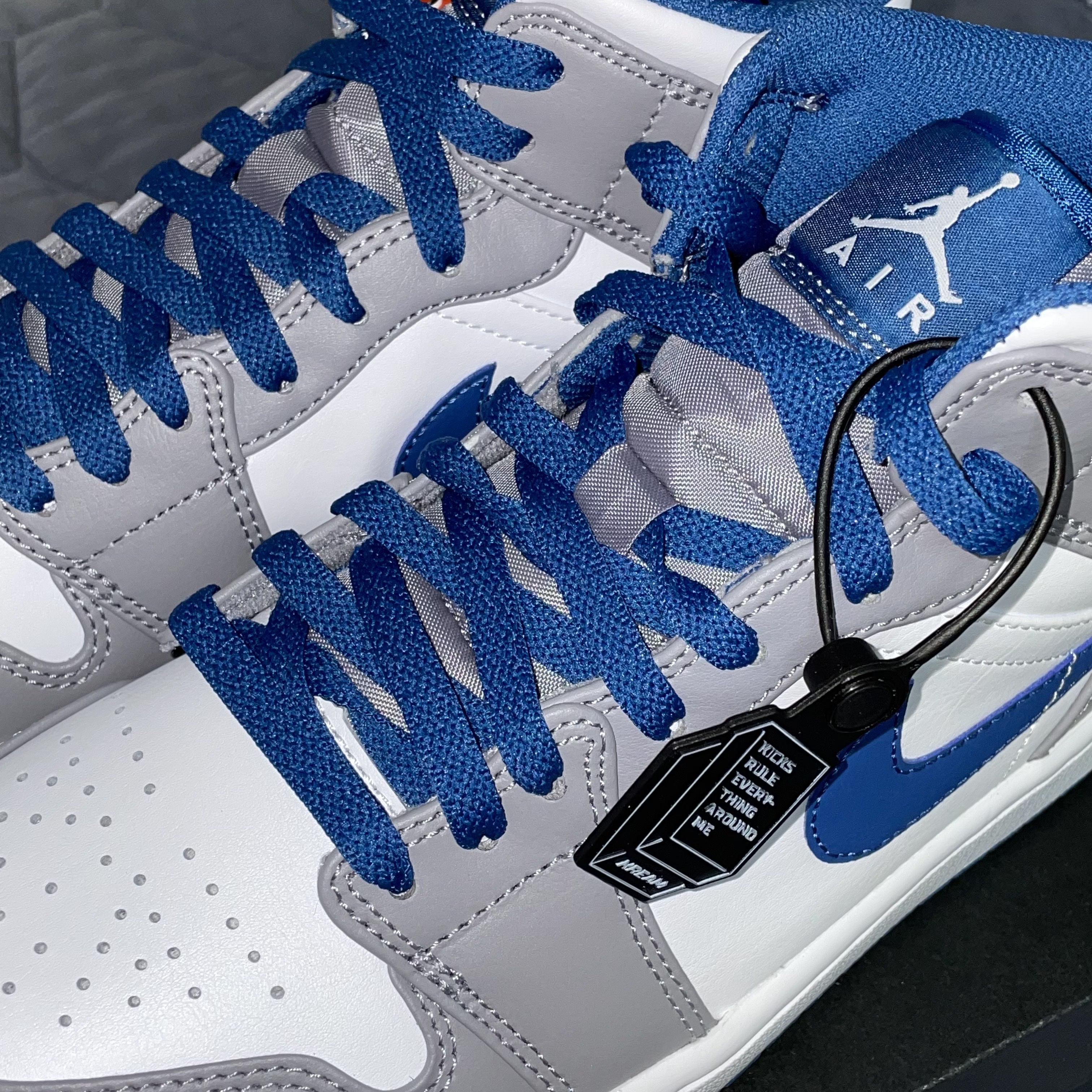 Jordan 1 Mid Cement Grey True Blue 착용 스타일 - 1