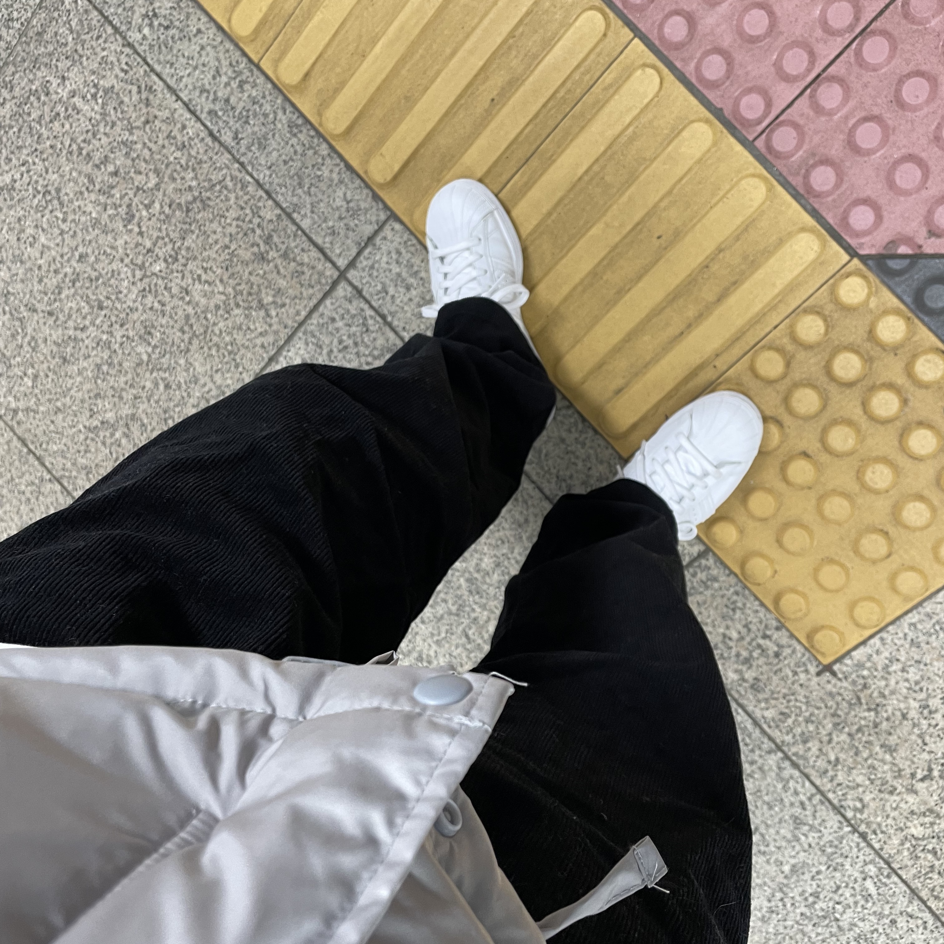 Adidas Superstar Triple White 착용 스타일