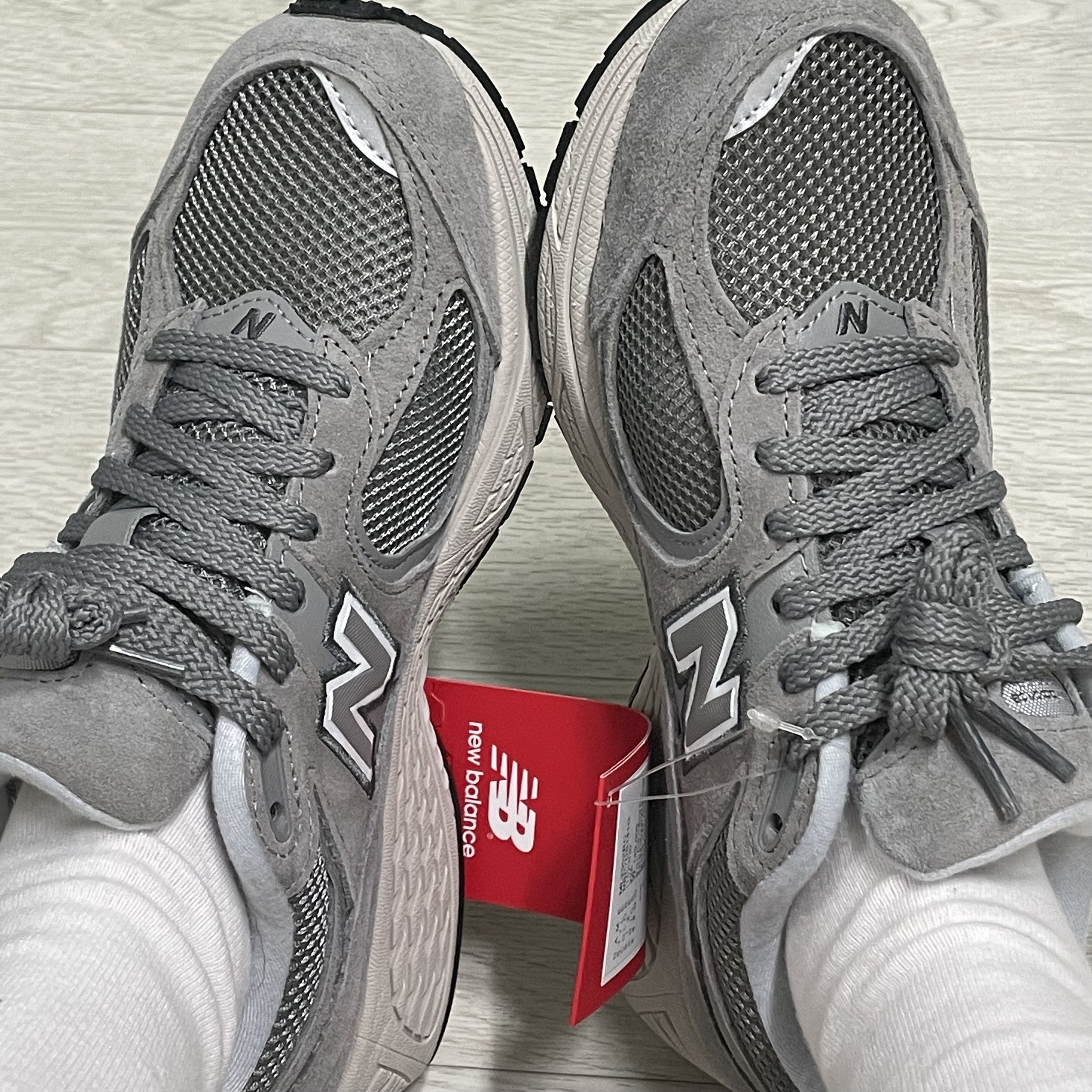 New Balance 2002R Grey 착용 스타일