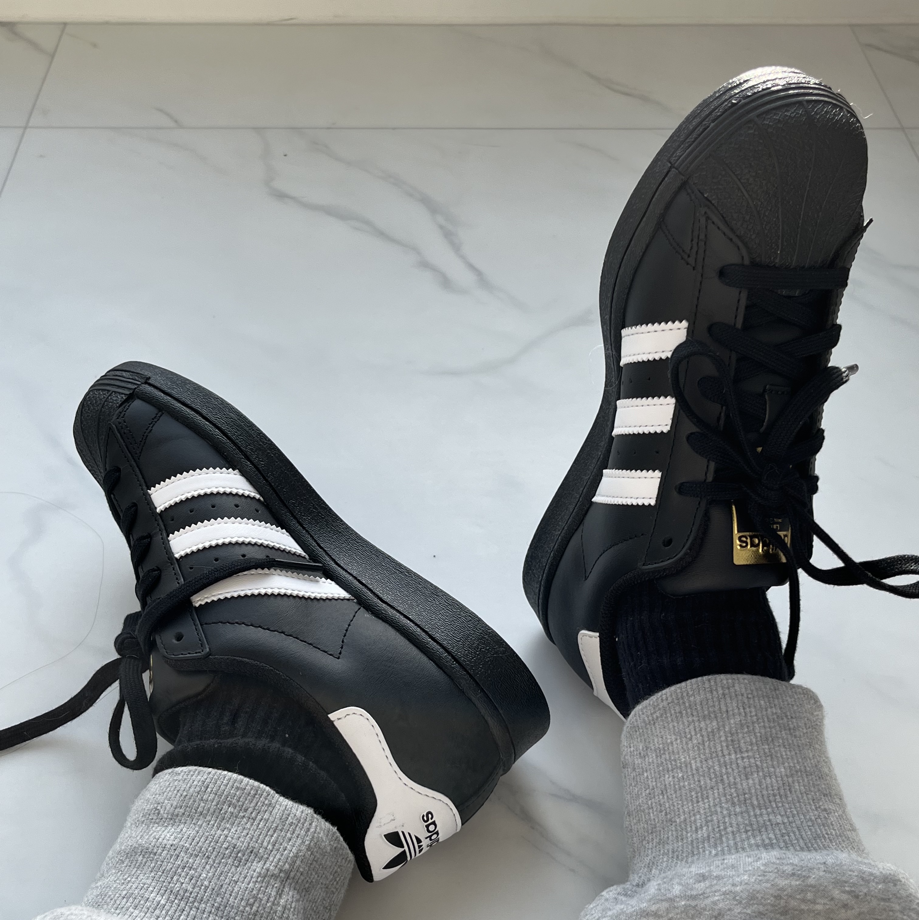 Adidas Superstar Core Black White 착용 스타일 - 1