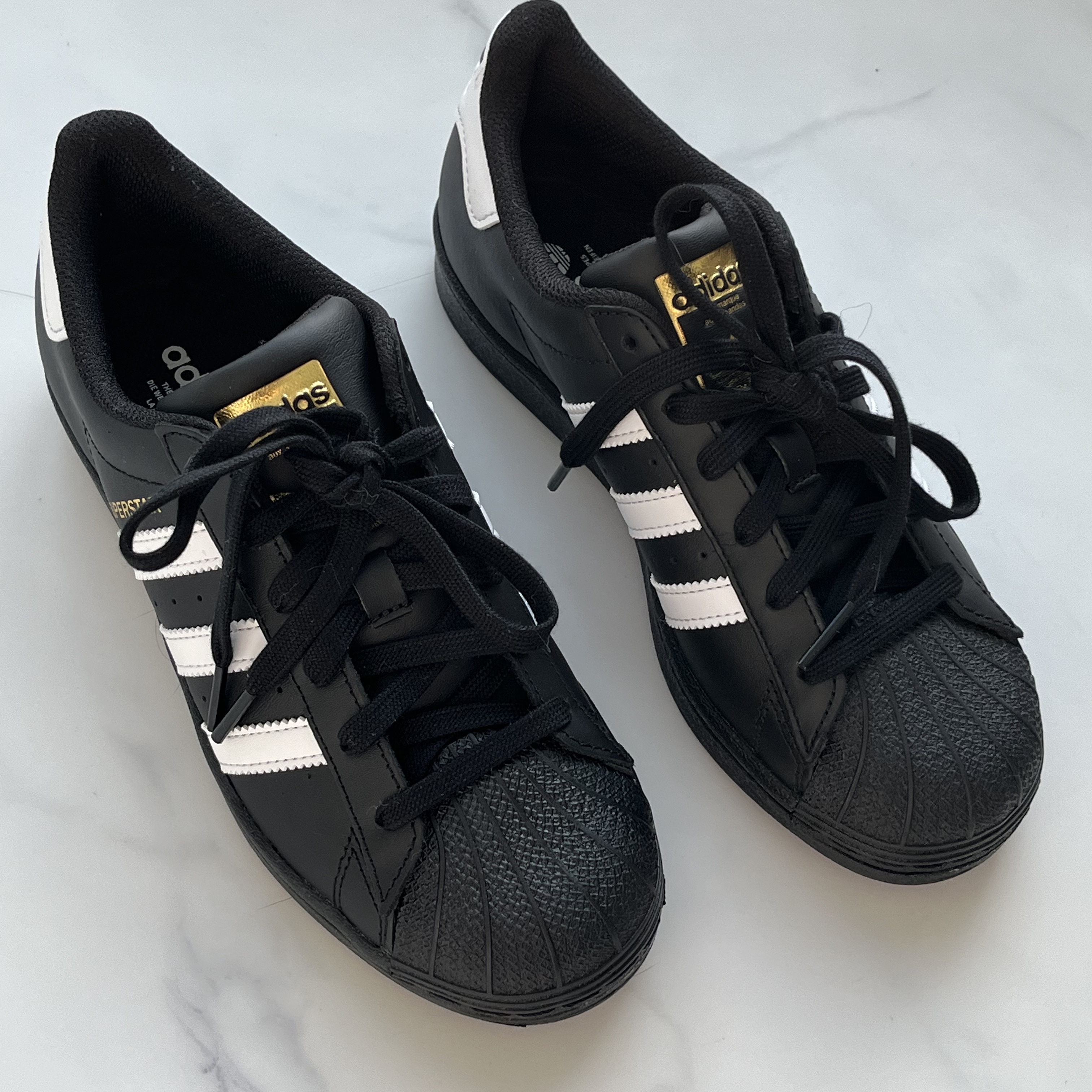 Adidas Superstar Core Black White 착용 스타일 - 2