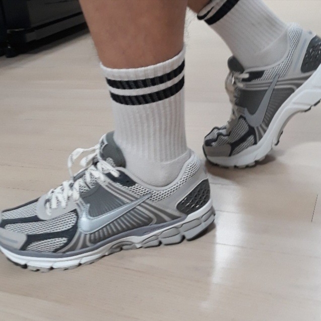 Nike Zoom Vomero 5 PRM Light Iron Ore and Flat Fewter 착용 스타일 - 1