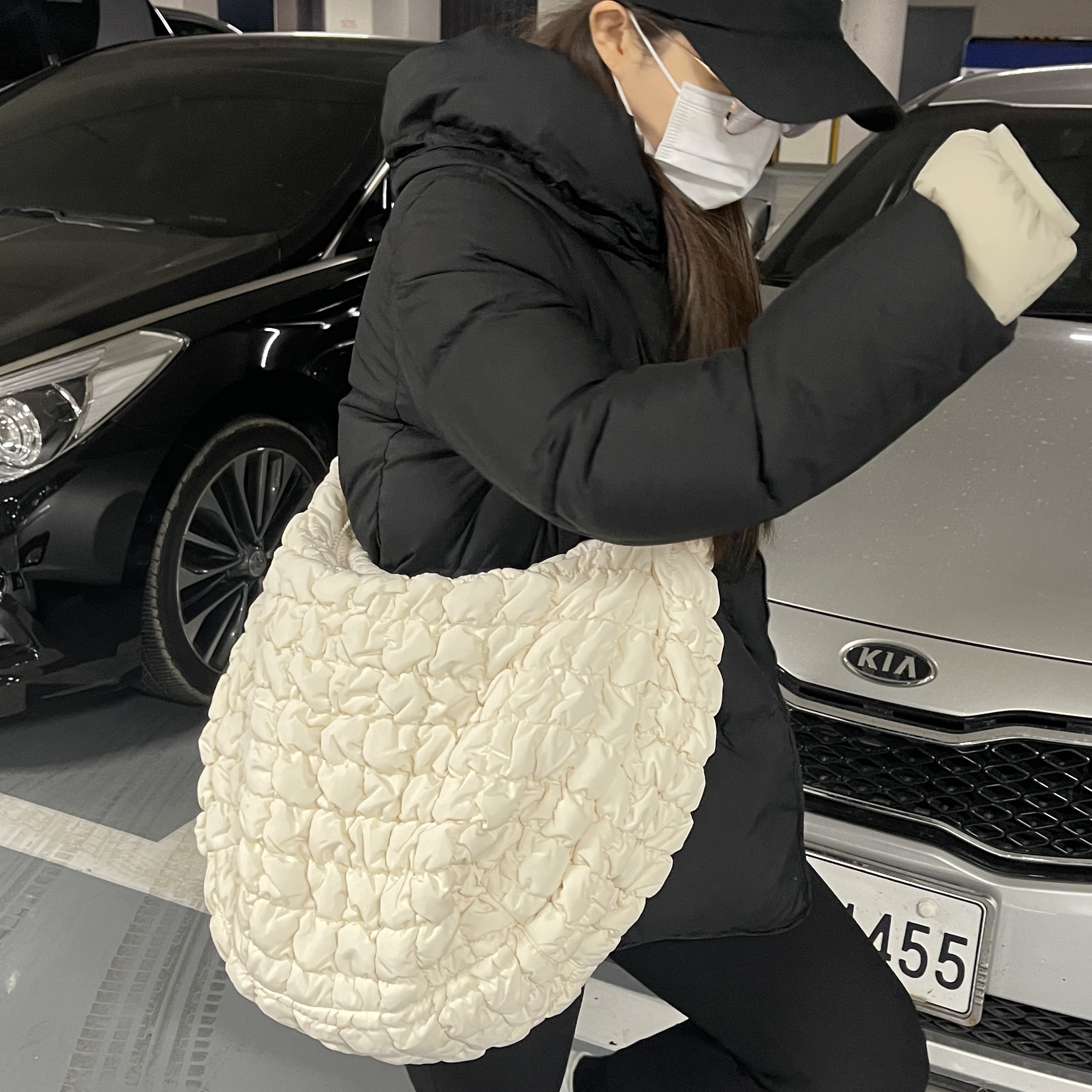 COS Quilted Oversized Shoulder Bag Off White Light Beige 착용 스타일