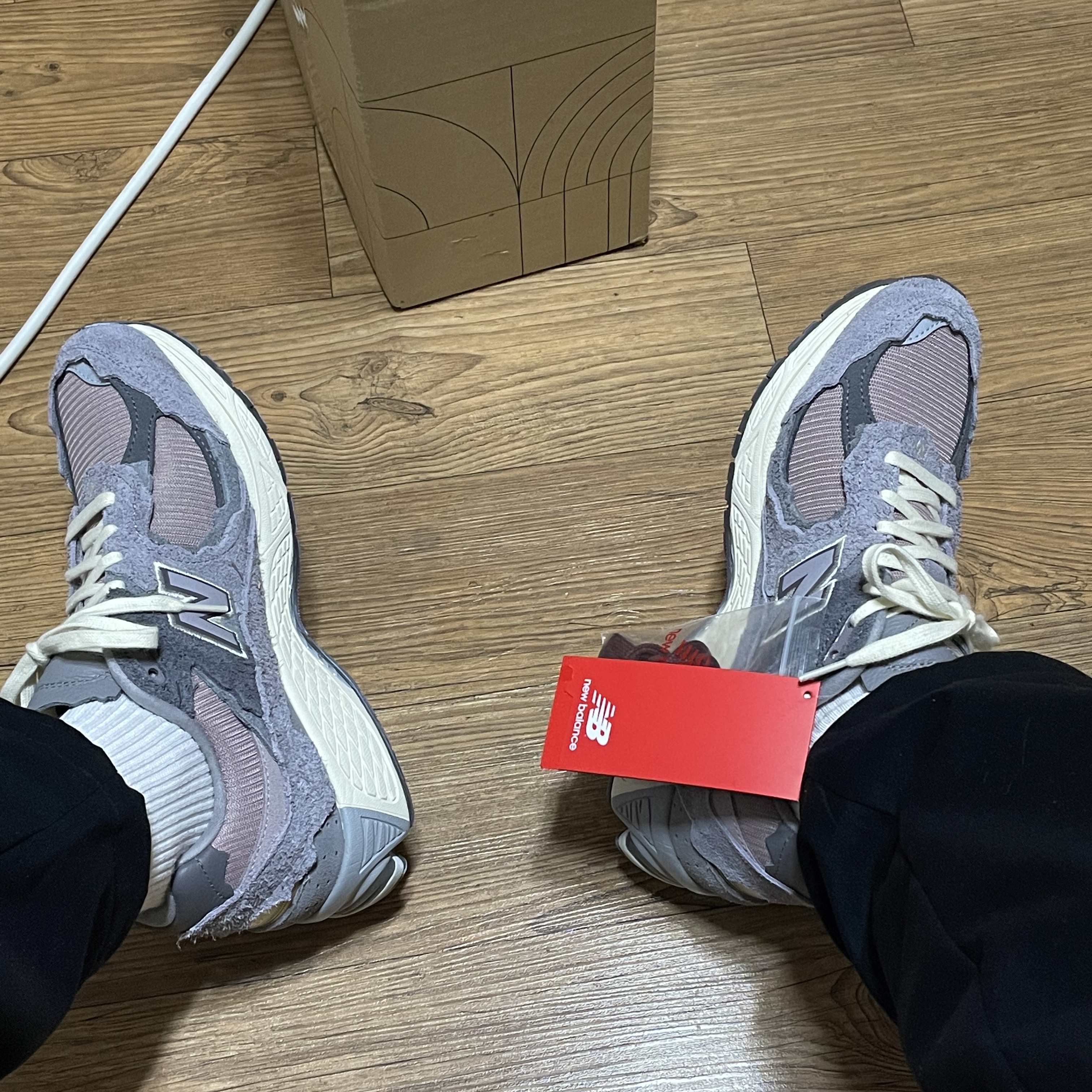 New Balance 2002R Protection Pack Zinc Eiffel Tower 착용 스타일 - 1