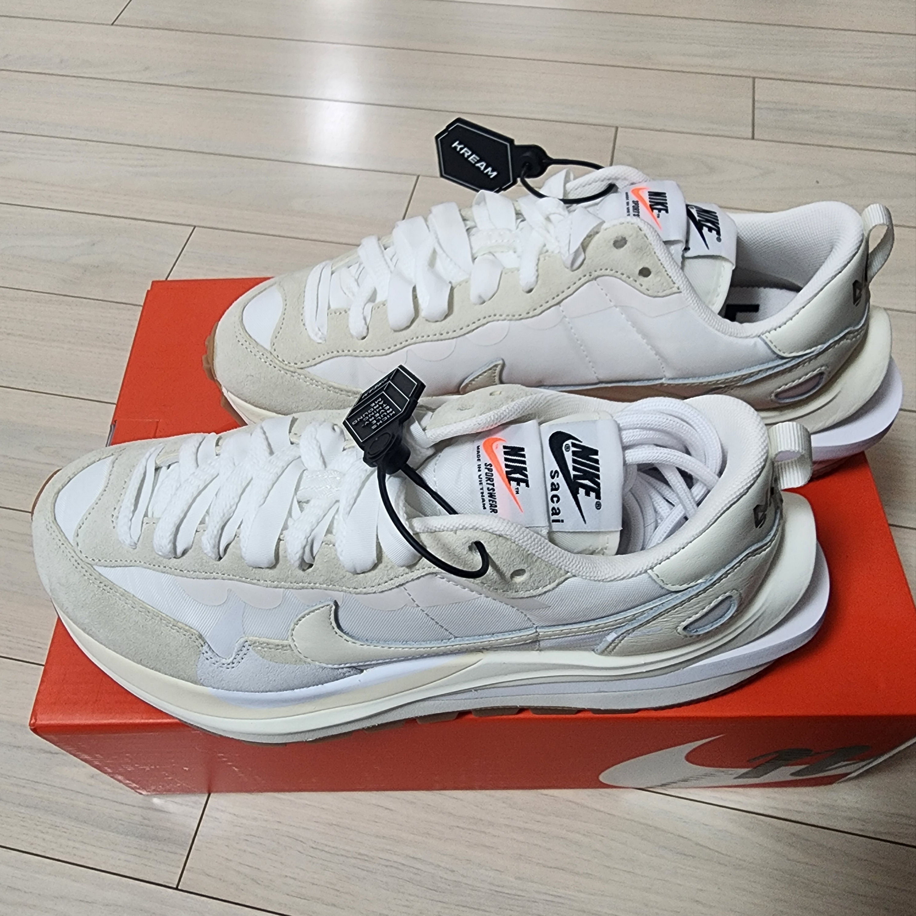 Nike x Sacai VaporWaffle White and Gum 착용 스타일