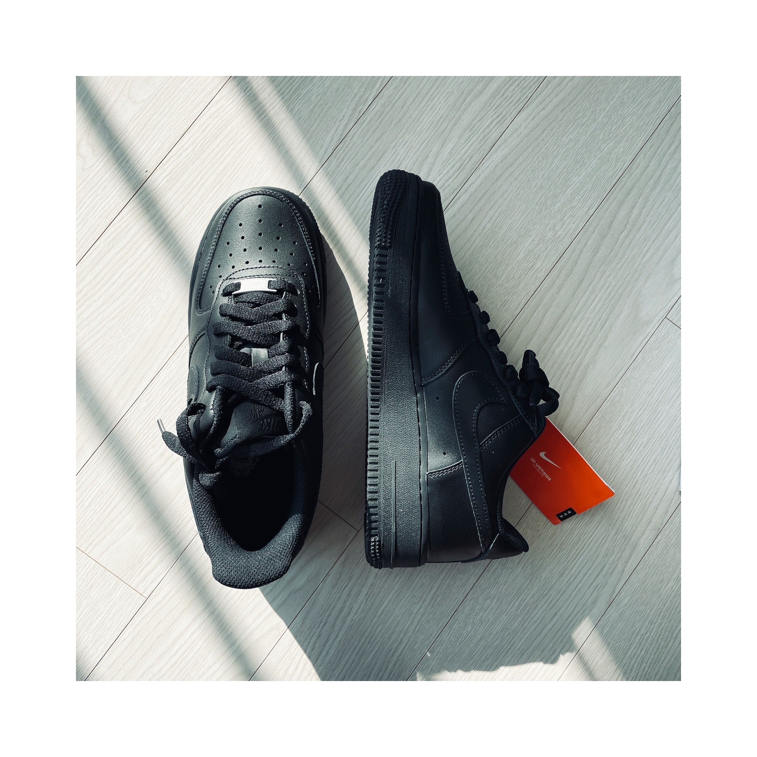 (W) Nike Air Force 1 '07 Low Triple Black 착용 스타일 - 1
