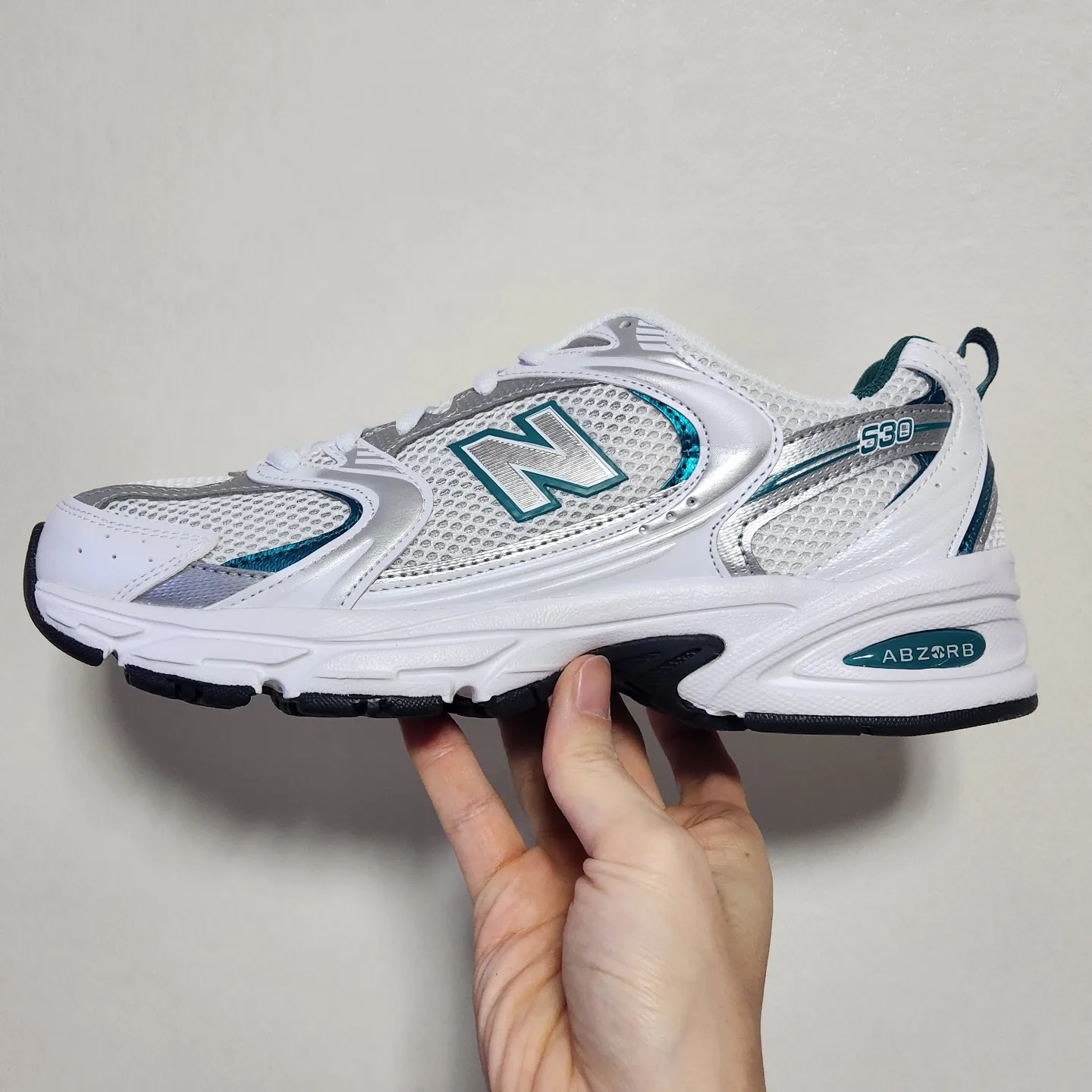 New Balance 530 White Mint 착용 스타일 - 2